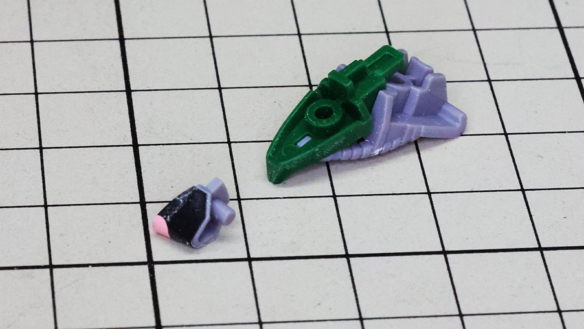 内部には左右に回転するモノアイパーツが組まれます。モノアイはシールでの再現です