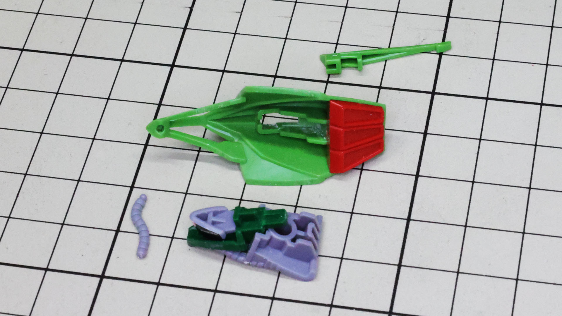 ヘルメットはスライド金型による1パーツ設計！すごい！