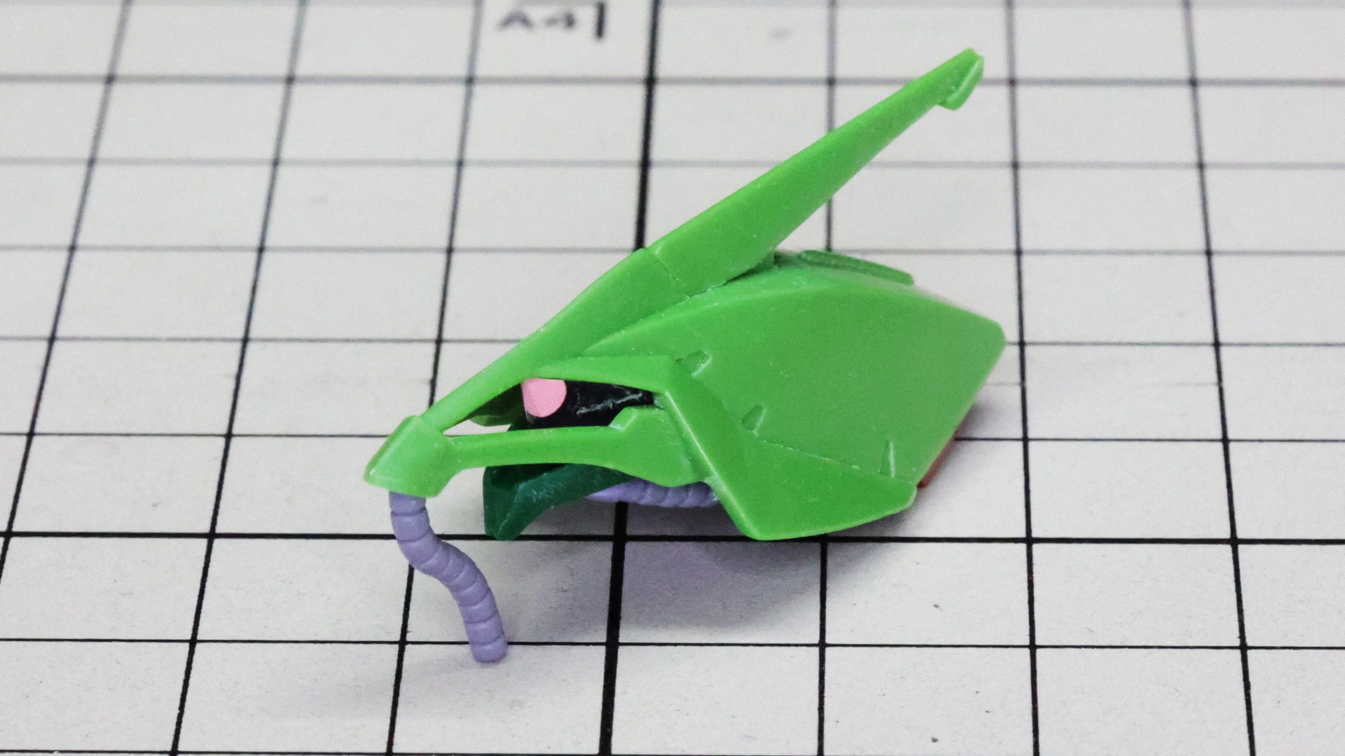 とても印象の良い頭部の形状です。口先にはパイプのパーツがぶら下がります