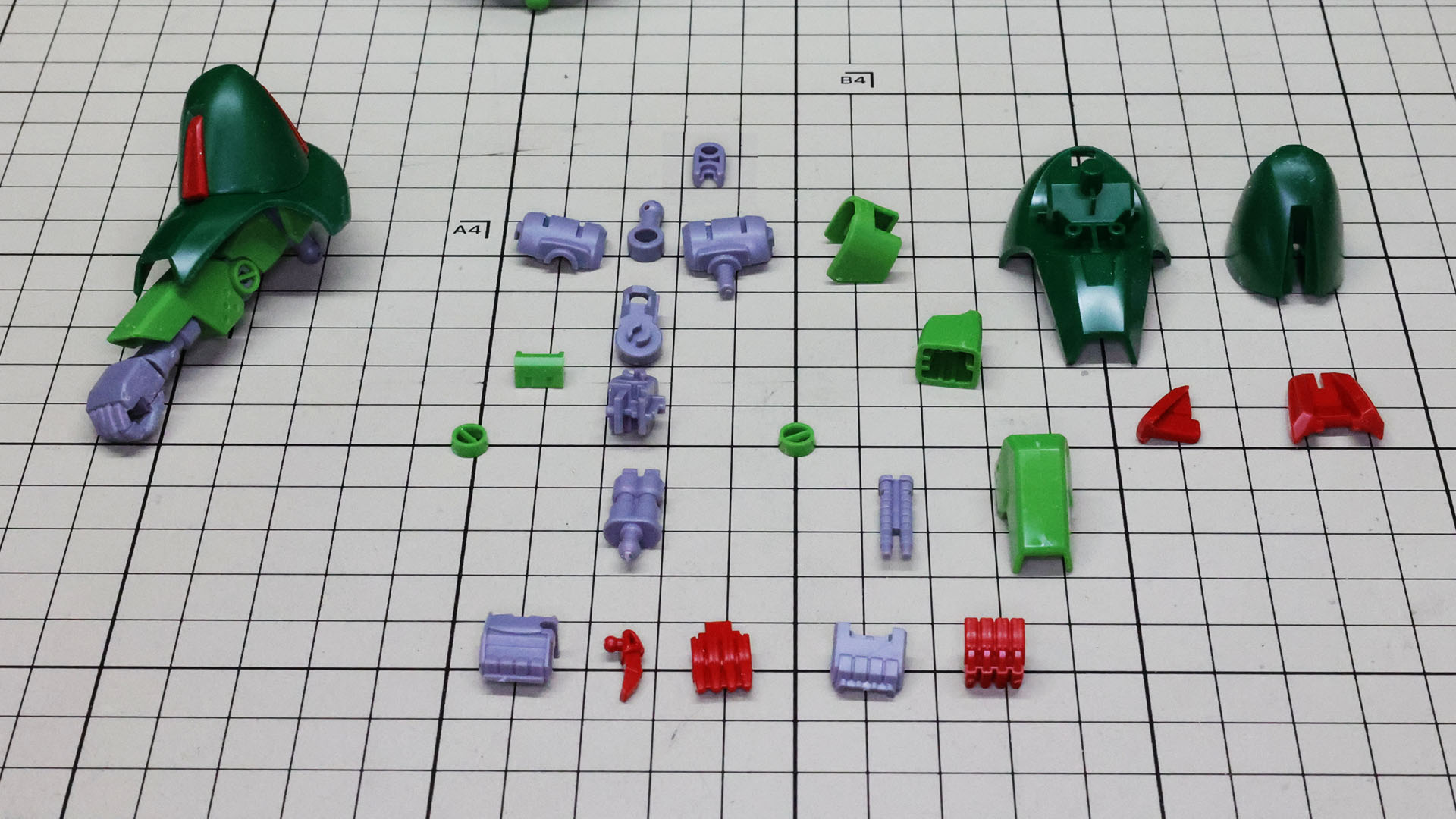 右腕を組んであります。巨大な肩のユニットが目を引きつつ、前腕部の独特な機構の再現方法が気になるパーツ群