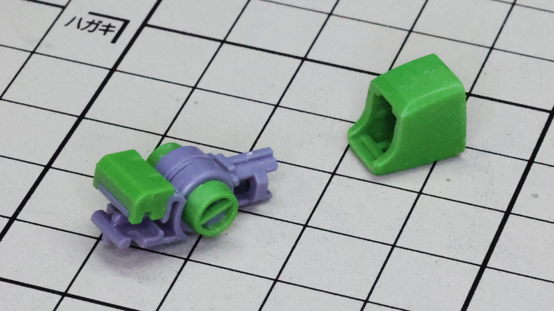 その関節の外側のマルイチモールドが別パーツ化されています。さらに上腕の装甲を取り付けます