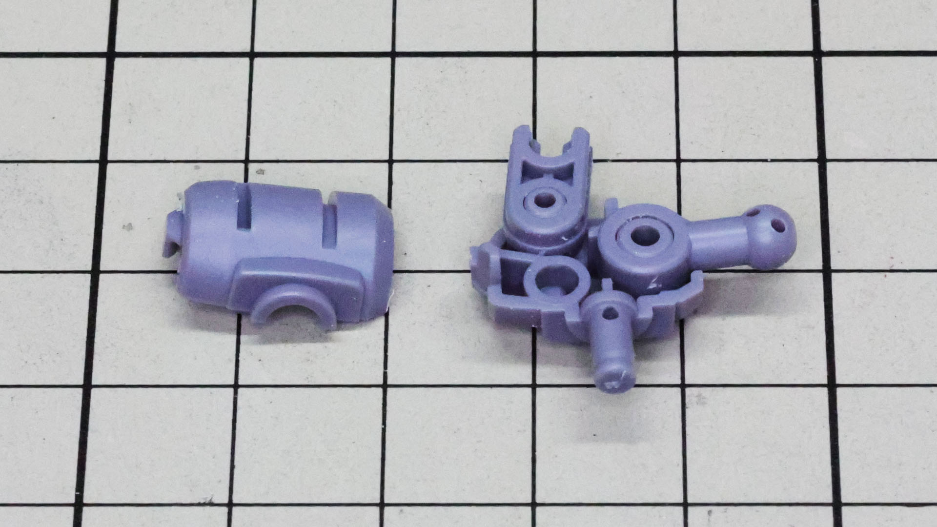 肩関節には肩部ユニットを接続するメカフレームも組み込まれます