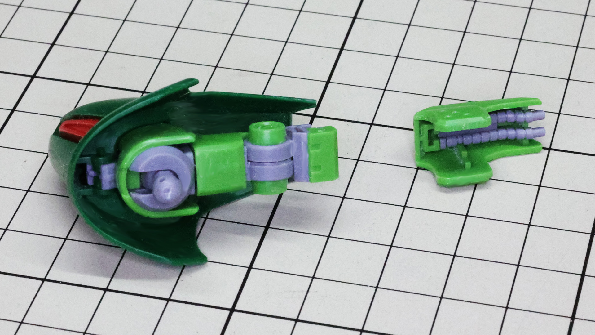 前腕の構造が面白いですね。左腕にはフィンガー・ランチャーのためにパイプが内装されます