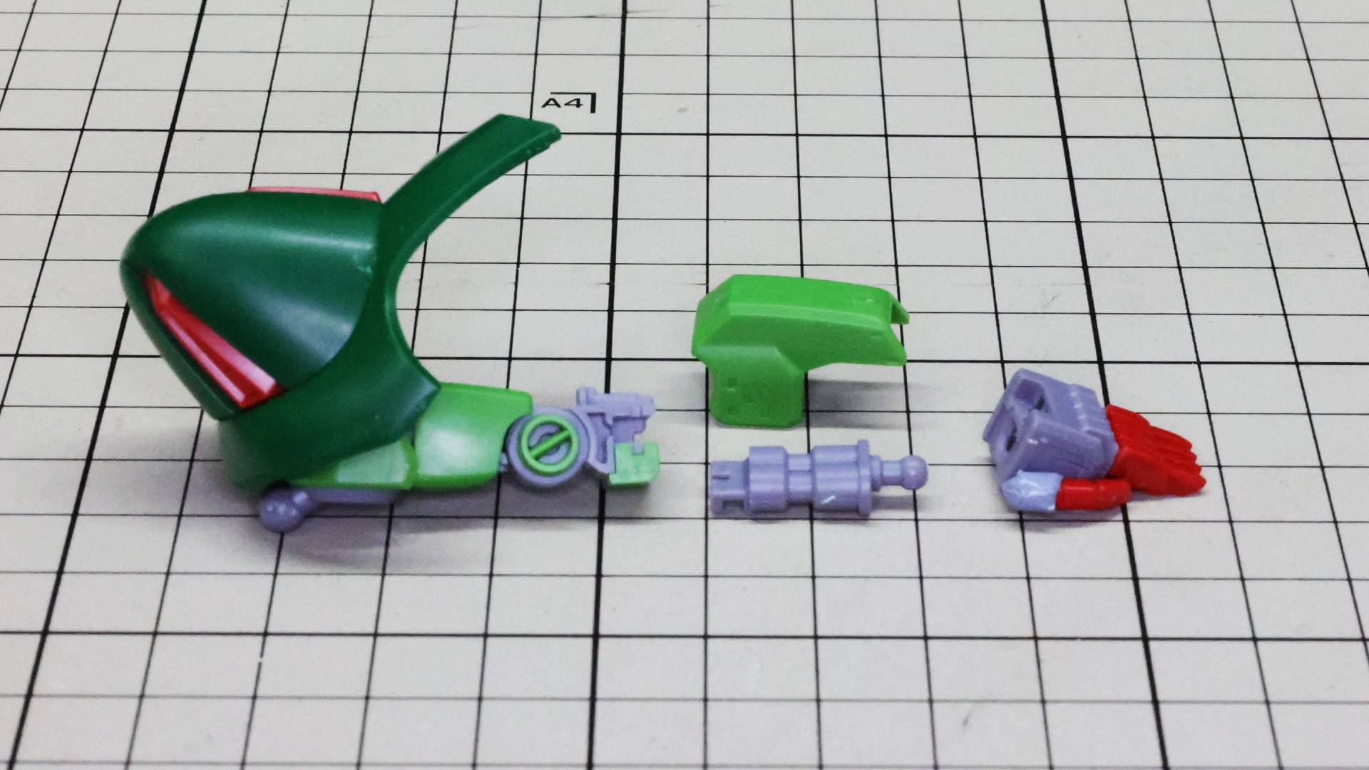 前腕部のシリンダー状のパーツは肘関節に押し込んで、前腕装甲でロックします