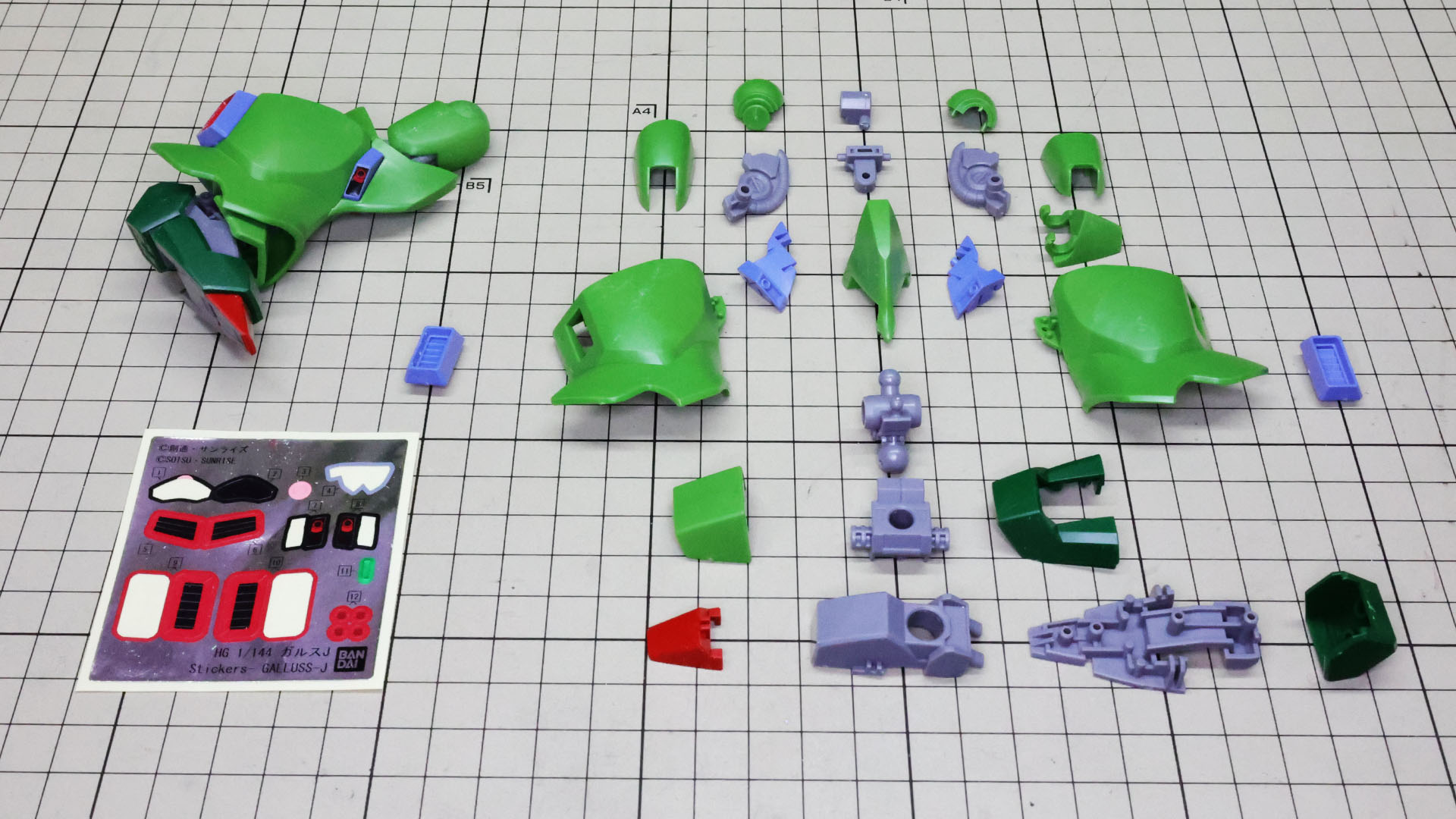 右脚を組んであります。大きな膝下装甲に関節のメカフレームを組み込む形で進めていくことになります