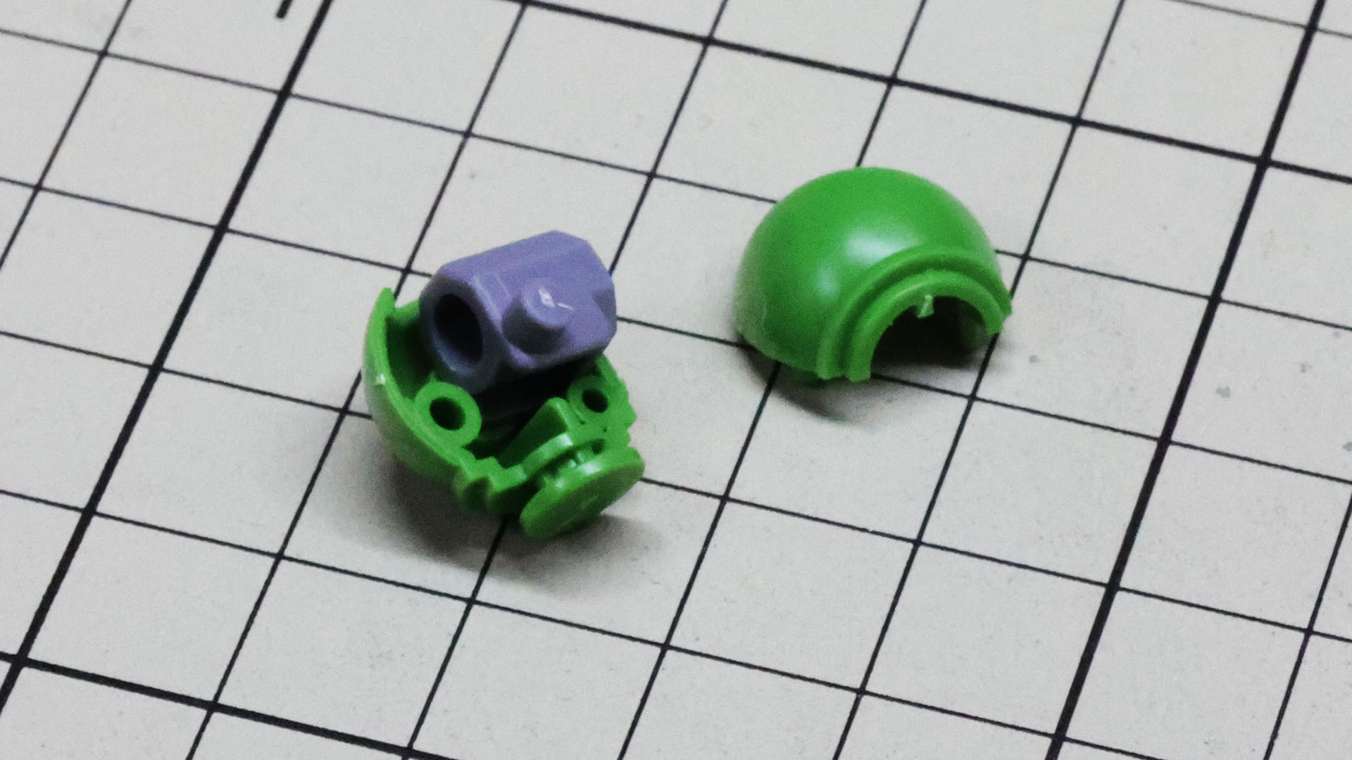 股関節を組みます。太目の軸穴を持つメカフレームを組み込みます