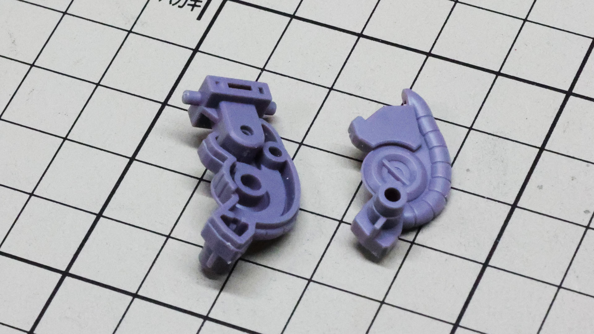 膝関節のメカフレームは二重構造で、パイピングのディテールもされていて楽しい部分です