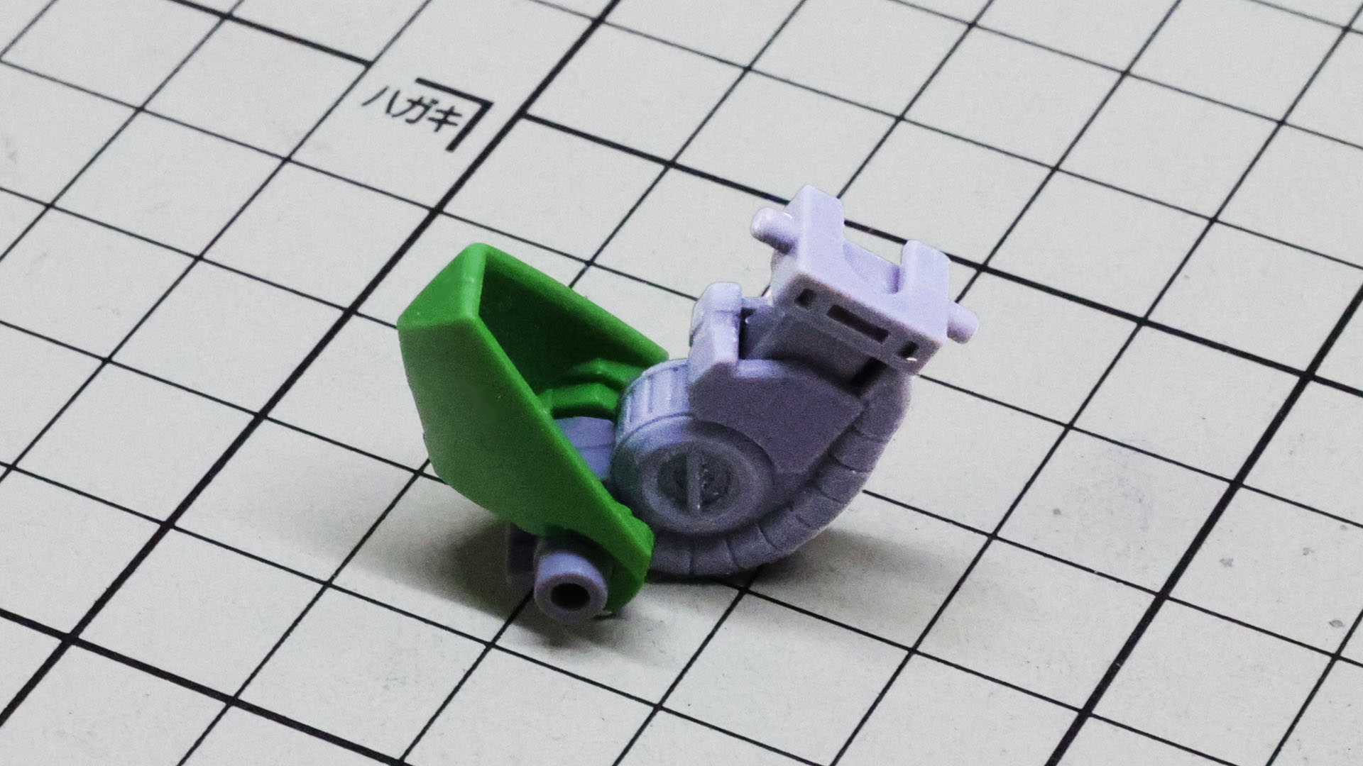 その膝関節裏には突出する装甲がありますが、それを別パーツで実現しています