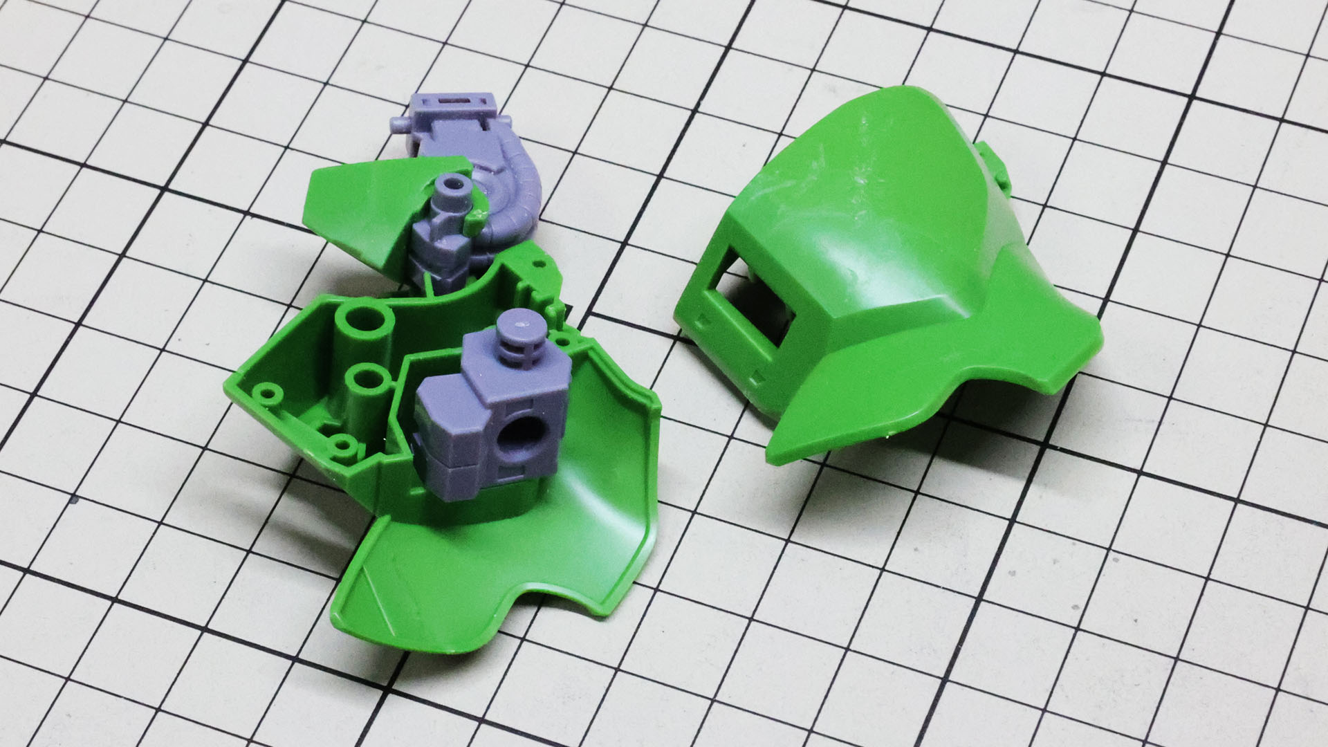 組んだ膝と足首関節を膝下装甲に組み込んでいきます