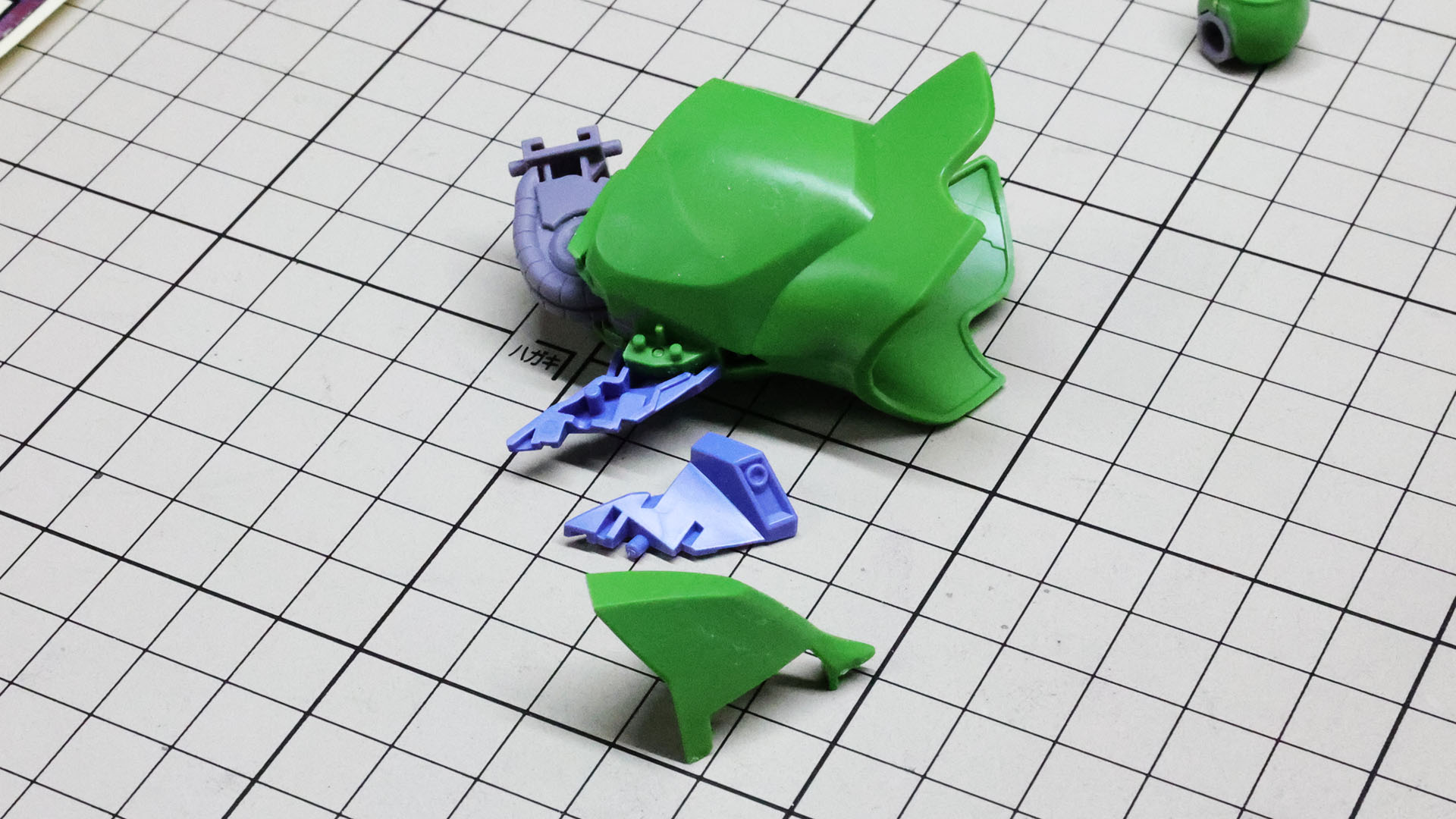 膝のスラスターを組み付け、膝装甲でカバーします