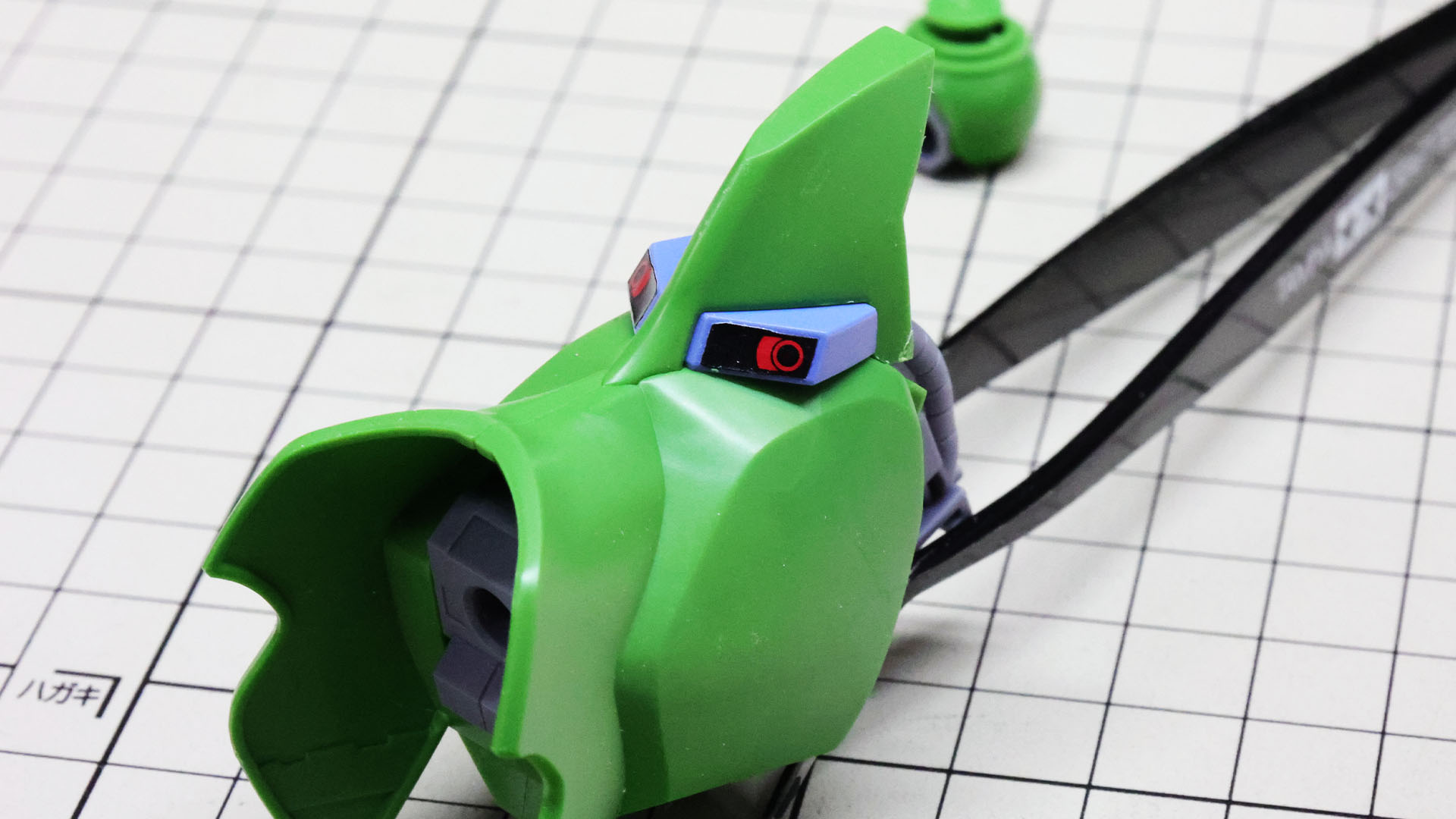 スラスター部はシールでディテールを再現します