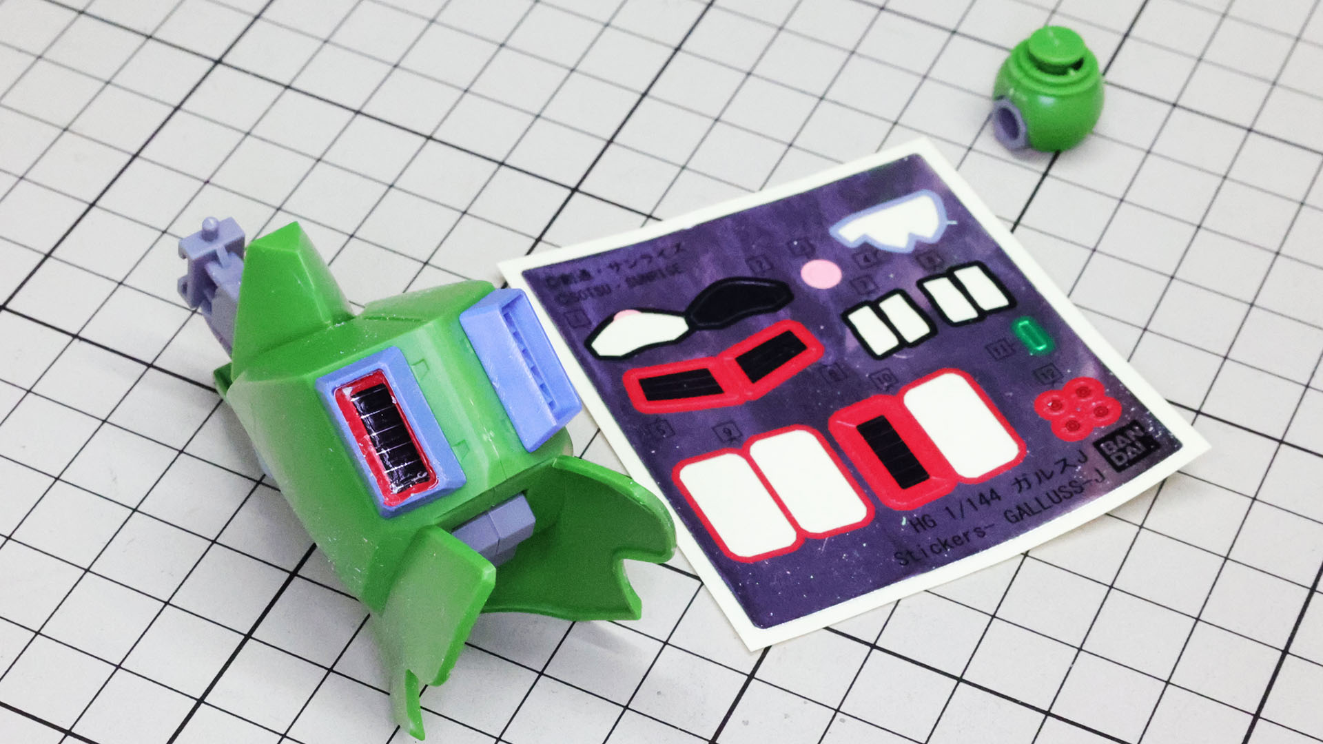 ふくらはぎ部のスラスターにもシールを貼り付けます。ここはパーツ奥への貼り付けとなり難しいので慎重に進めましょう！