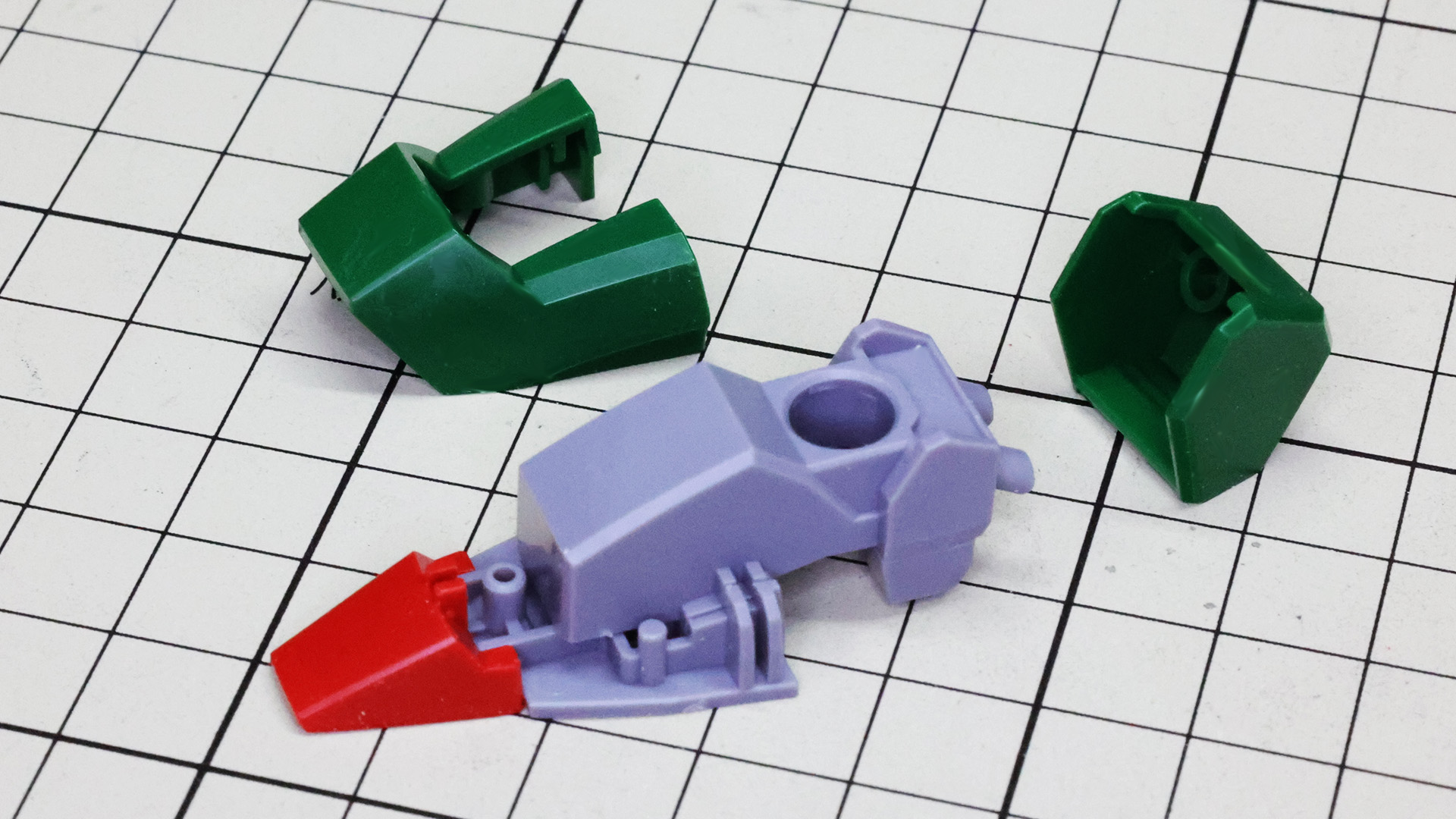 ソールを組んでいきます。メカフレームに装甲パーツを組み付けます