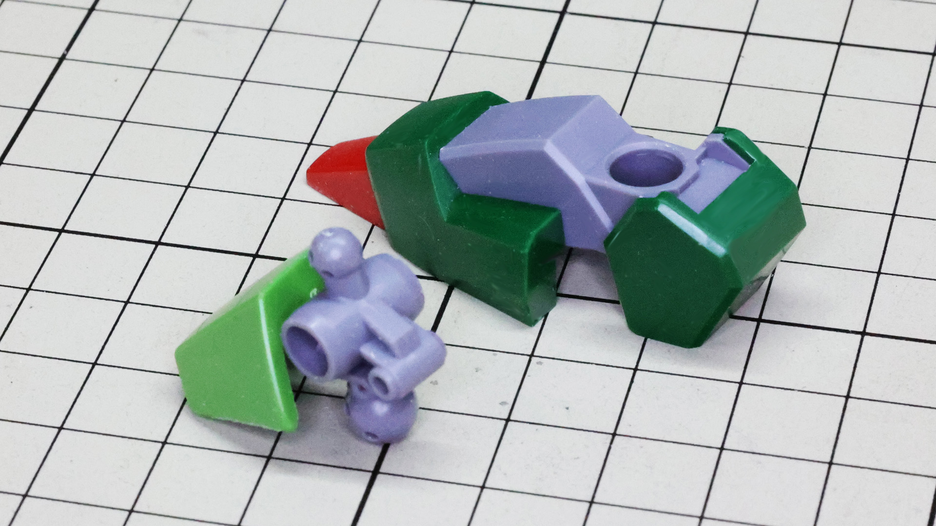 くるぶし部はメカフレームのパーツが用意され、アンクルアーマーもそこへ組み付けられます