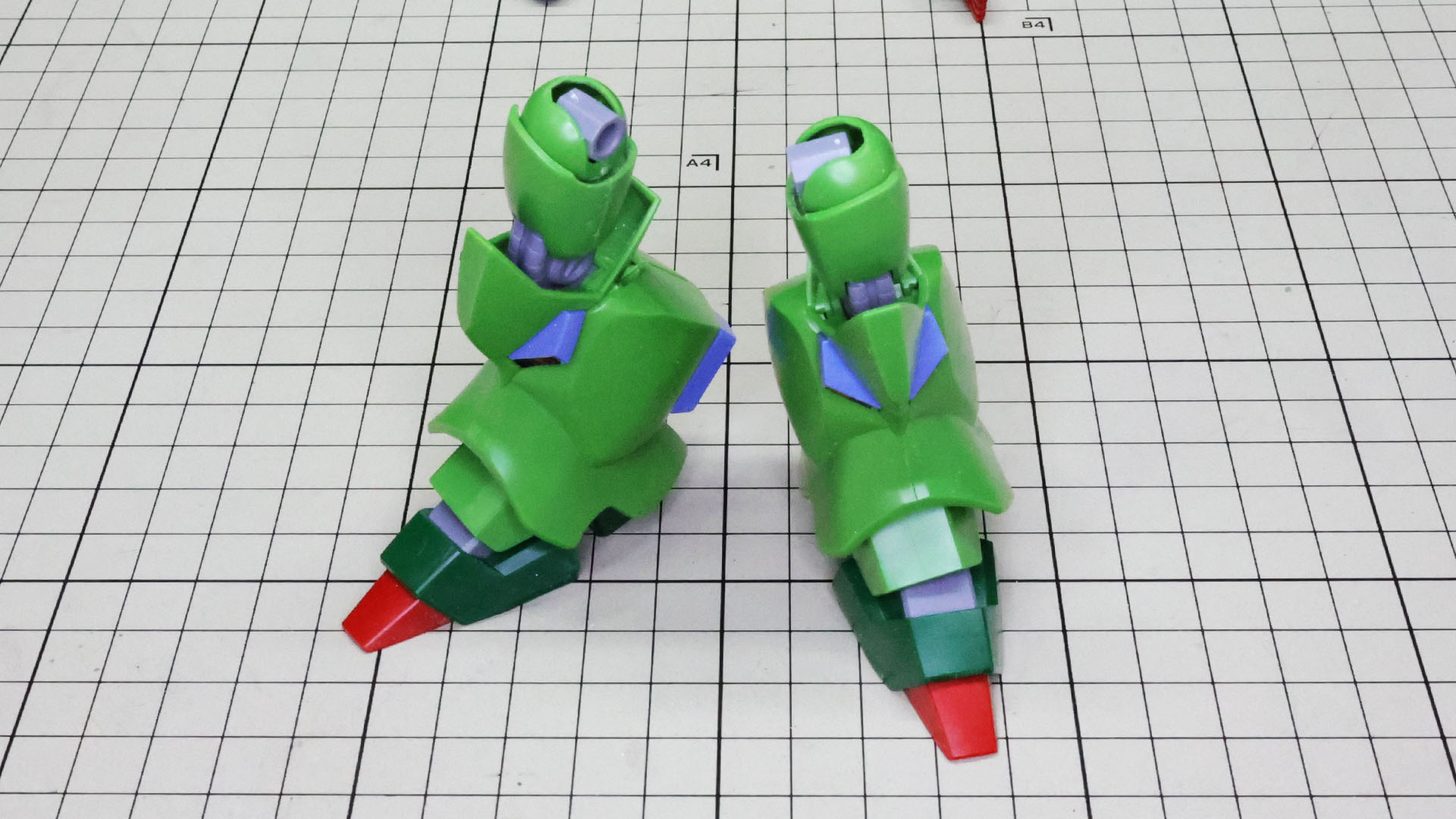 組みあがった脚部。各部のボリューミーさとエッジの立った装甲が迫力あります