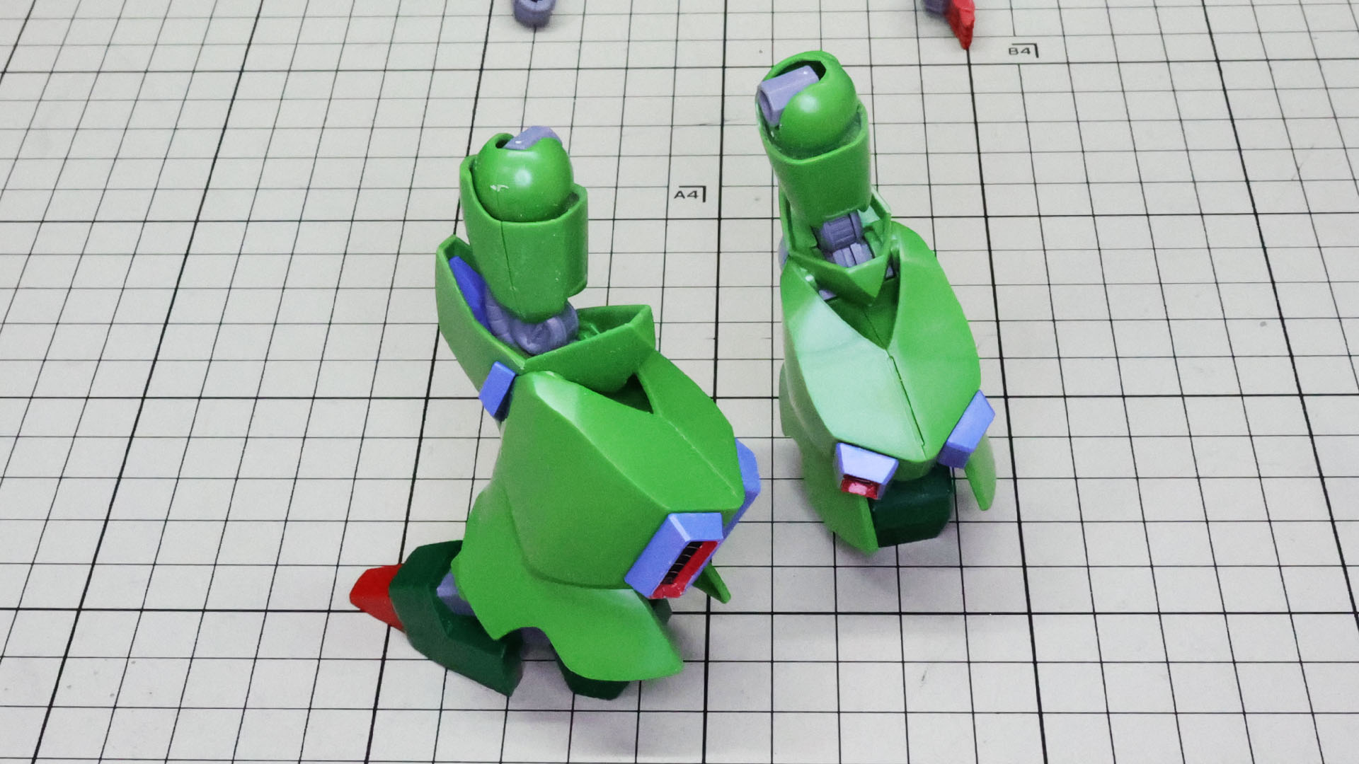 膝裏の突出した装甲が特徴的ですね