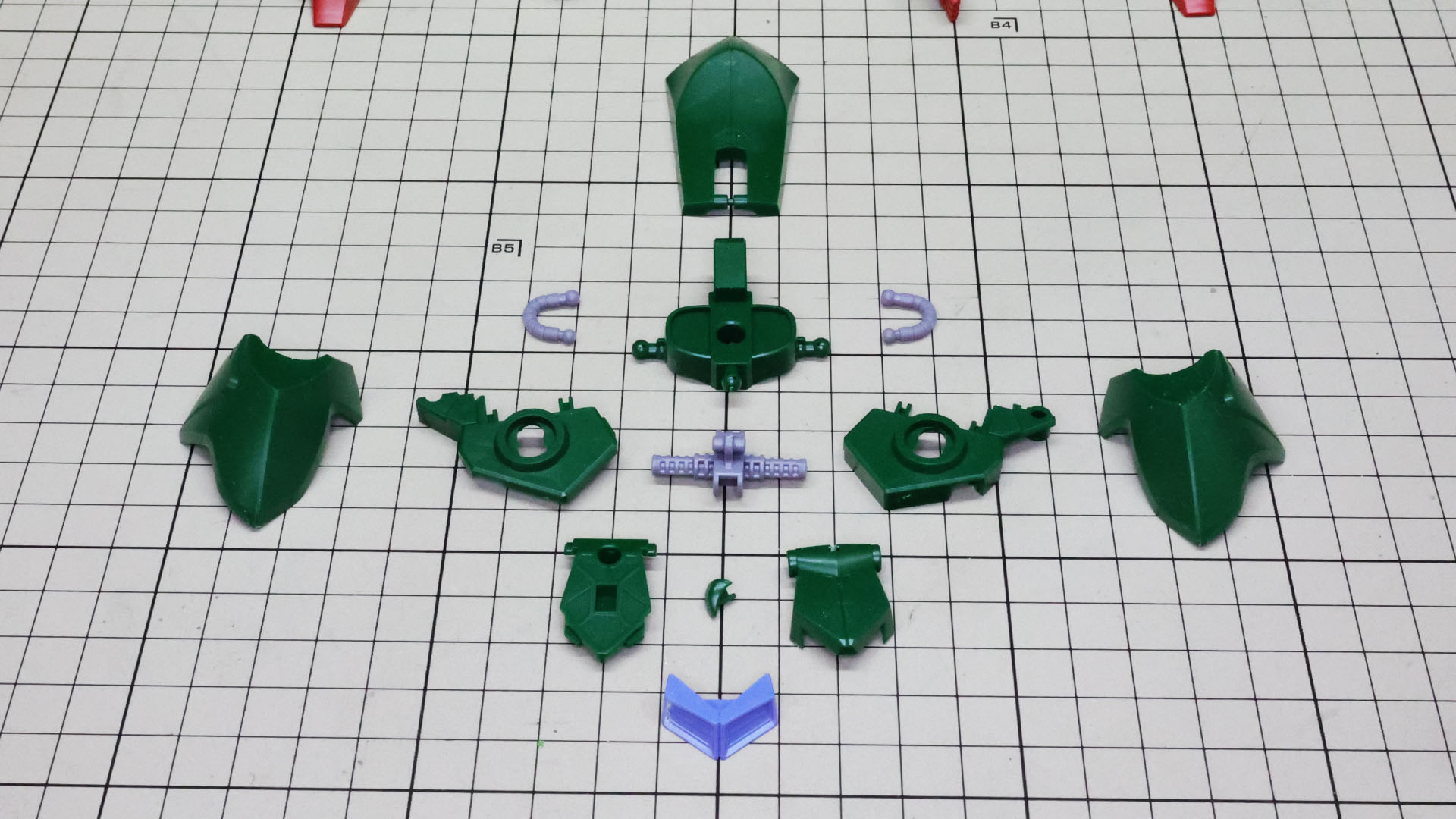 大きなパーツで数は少なく設計されていて組み立てやすそうな腰部パーツ群