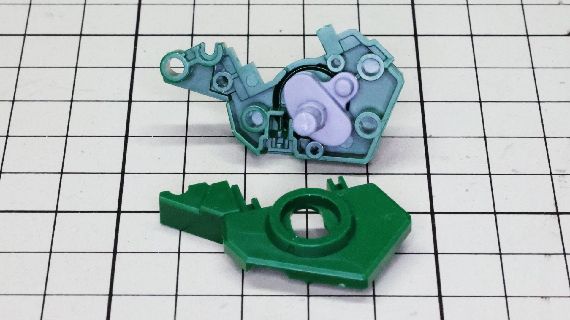 股関節を組んでいきます。大きなパーツ同士で剛性も大丈夫！股関節自体は上下スイング機構で脚部の可動範囲を広げてくれます