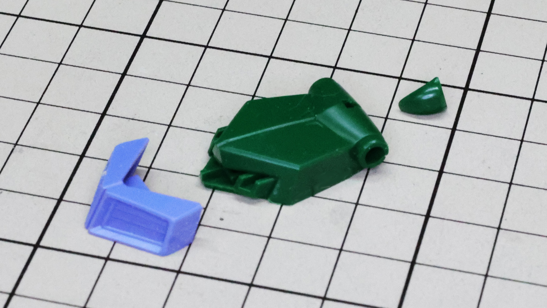 フロントスカートにはスラスターが別パーツ化され、内部はシールでのディテーリングが行われます