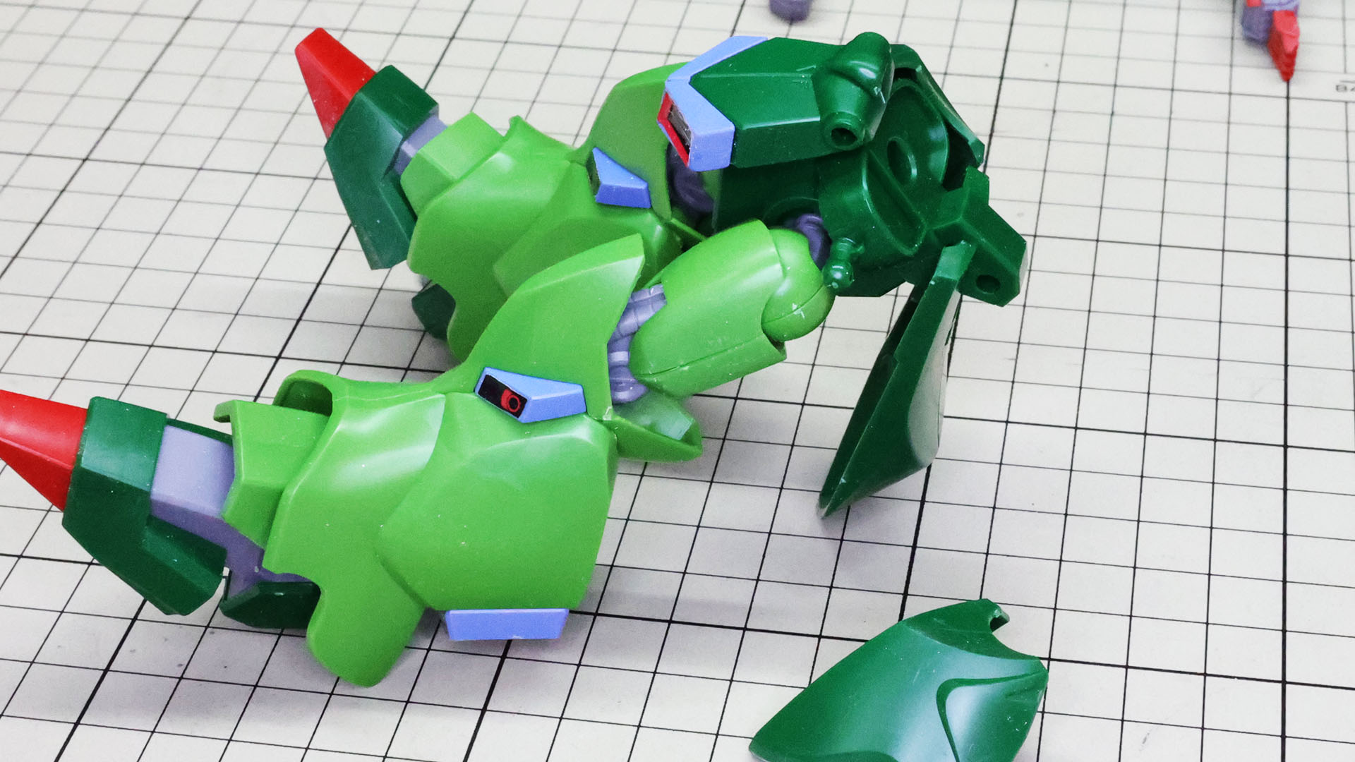 ここで脚部をドッキングさせて左右のスカートを取り付けます