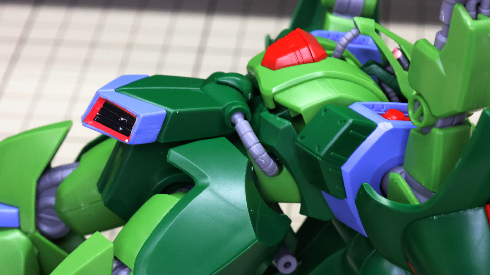 腹部とフロントスカートをつなぐパイプを押し込みます