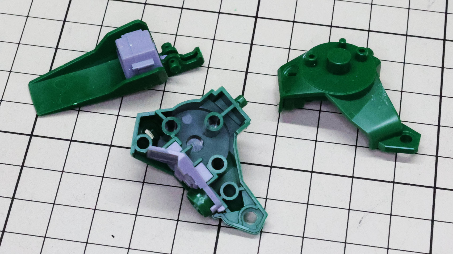 中央ブロックを組んでいきます。推進機ディテールのパーツを組み込んでいきます