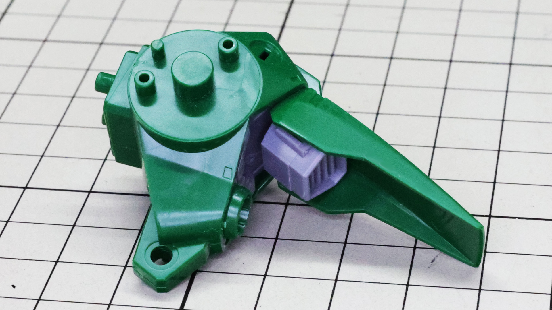 上面のフェアリング内にもスラスターディテールのパーツが組まれます