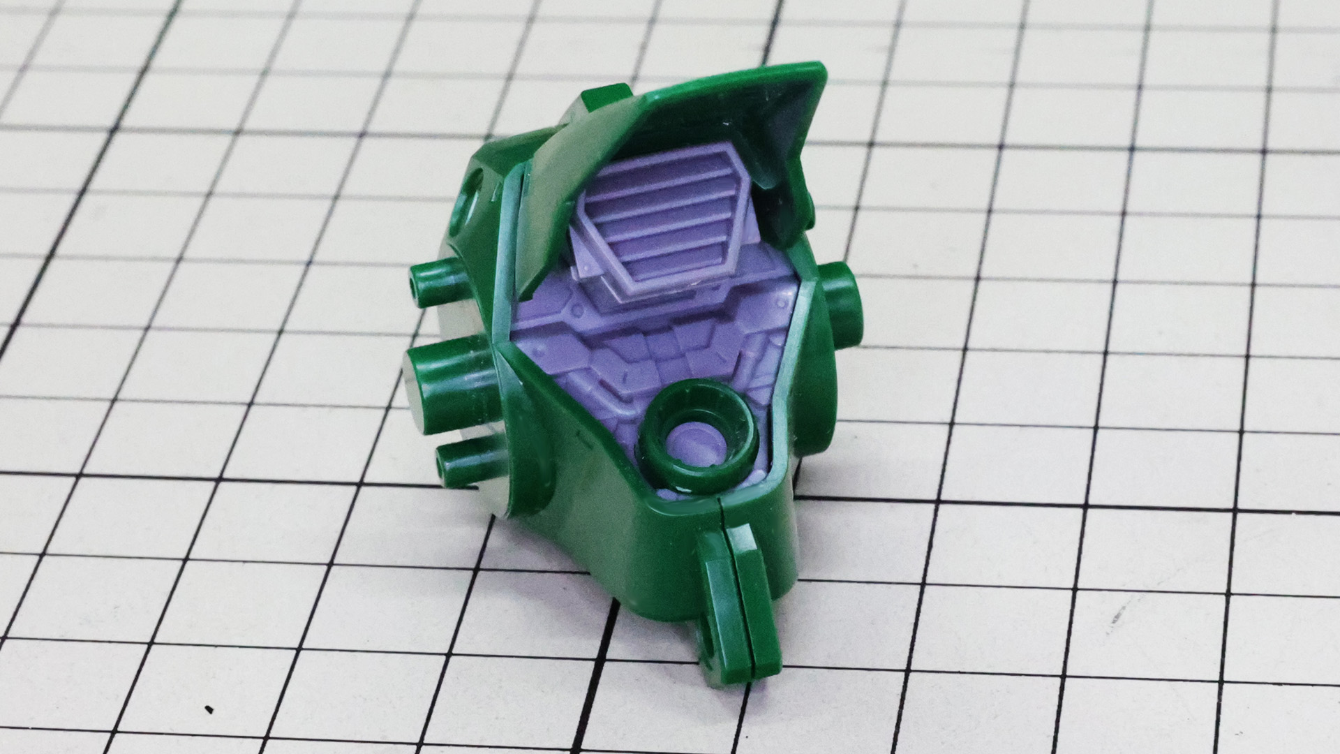 中央部上面には上側に向かって別パーツ化された筒状のサブノズルを組み付けます