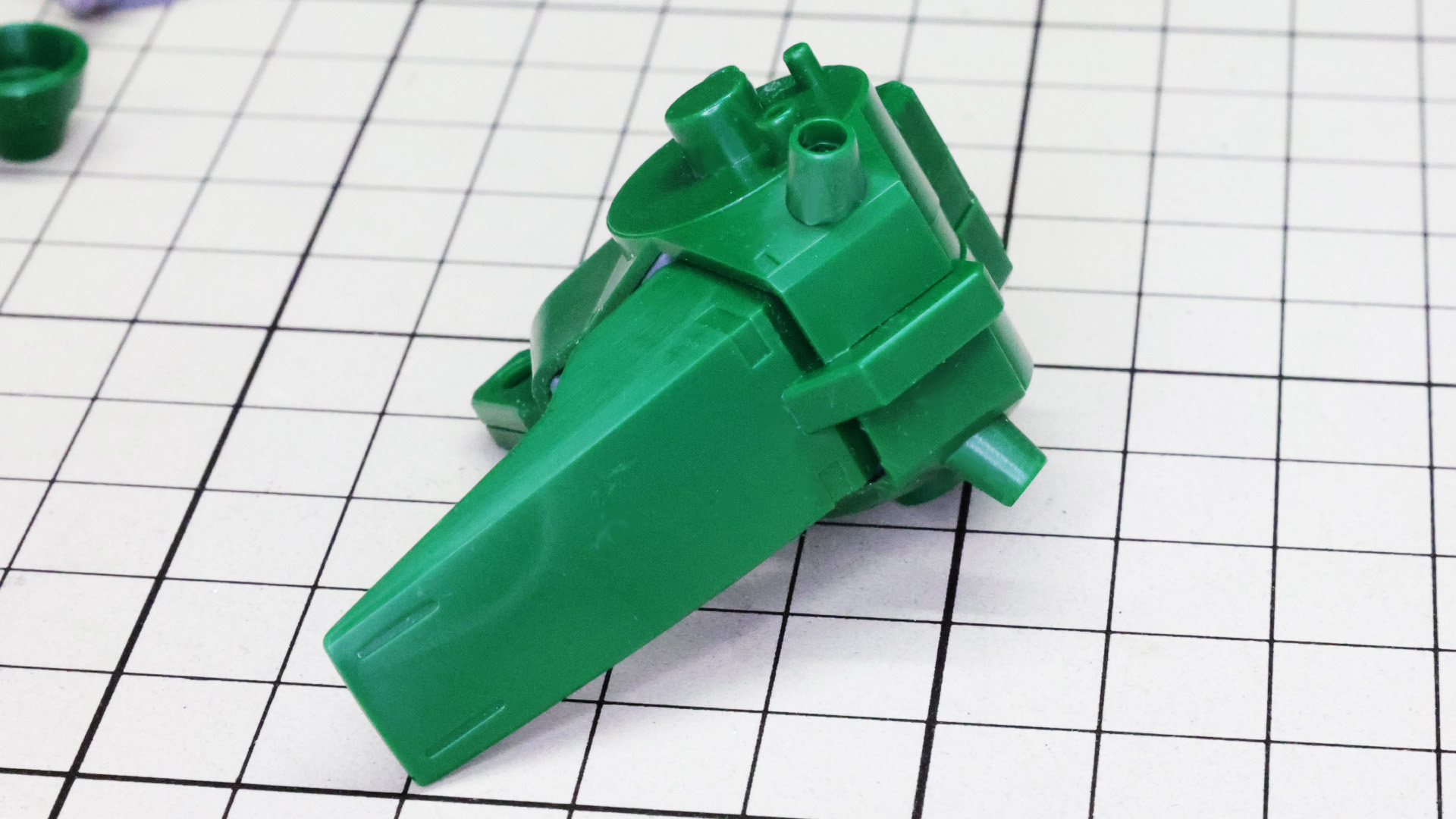 中央部上面には上側に向かって別パーツ化された筒状のサブノズルを組み付けます