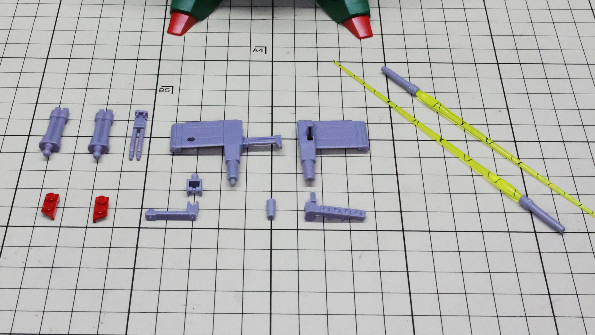 左上側にアーム・パンチ交換パーツ、左下側にミサイル・ポッドのハッチ、中央がエネルギー・ガンのパーツ群、右がビーム・サーベルです