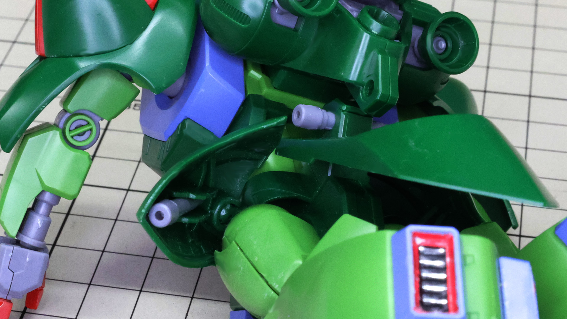 ビーム・サーベルの柄の収納先は胴体／バックパック／サイドスカート内のいずれかの選択式です