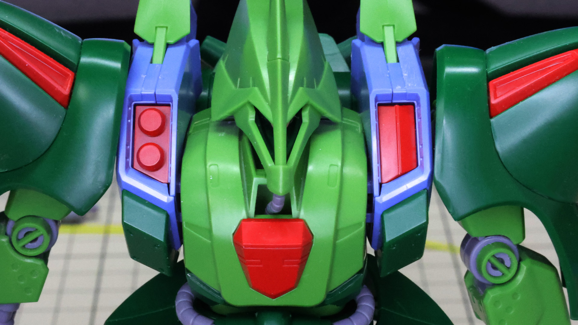 胸部左右のミサイル・ポッドはハッチ開閉状態を差替え式で再現します