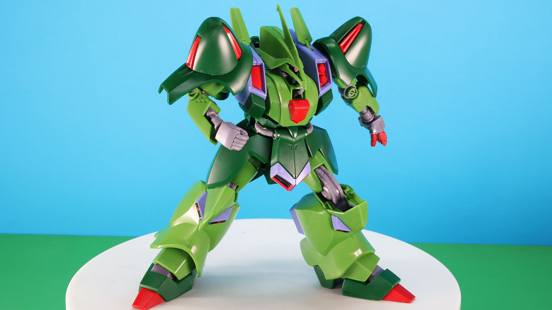 特徴的な頭部や肩先ユニット、ボリューミーなボディや脚部をシャープに再現しています