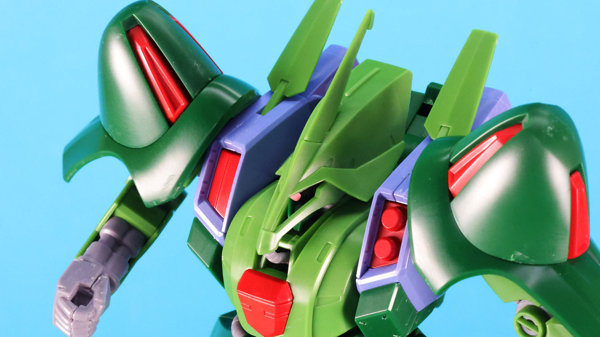 独特な形状の頭部ヘルメットは1パーツで実現しています