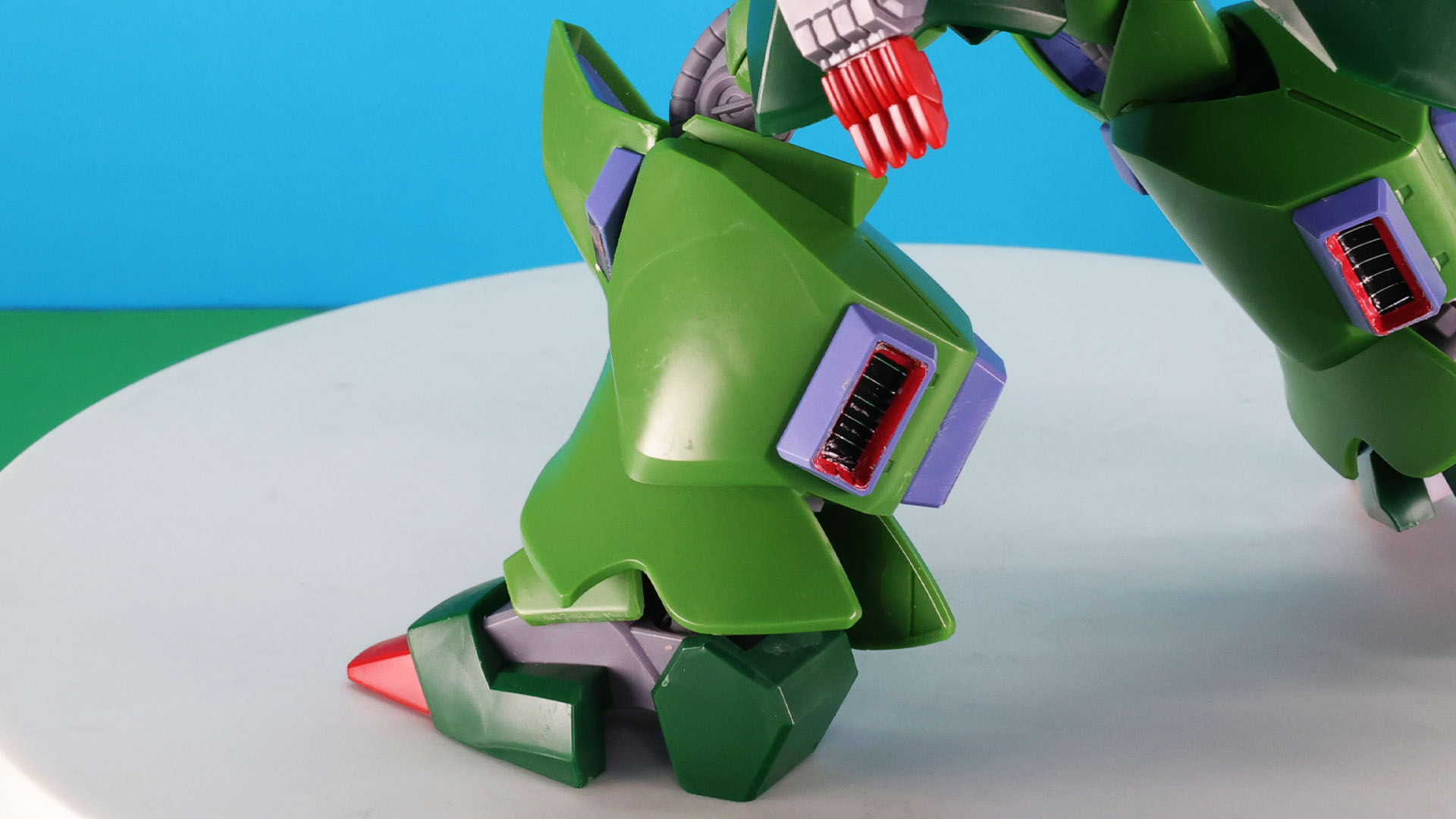 脚部ふくらはぎにあるスラスターはディテールをシールで再現しています