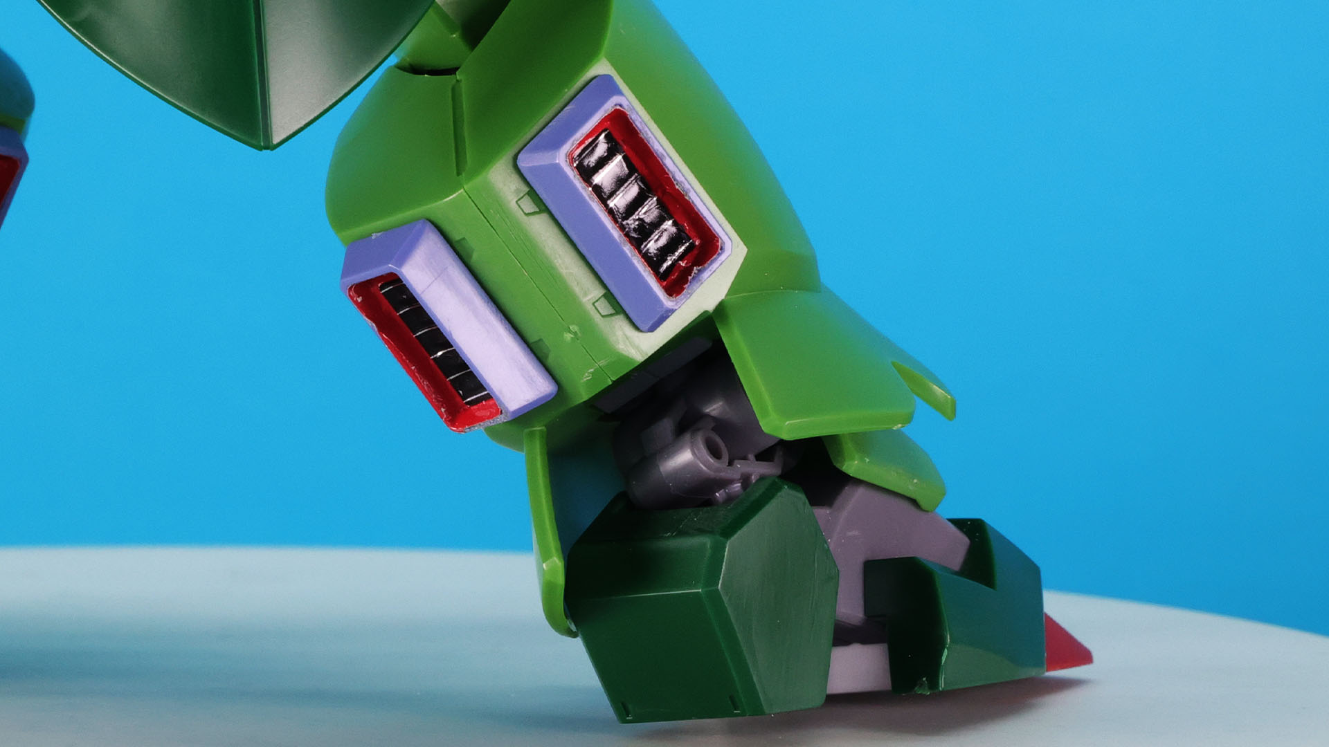 ソールと脛下をつなぐメカフレームの2つのボールジョイントで脚の自然な曲がりを実現しています