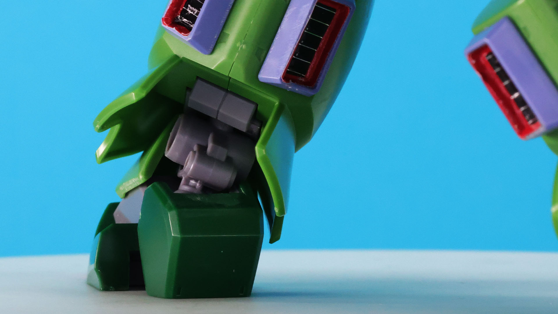 ソールと脛下をつなぐメカフレームの2つのボールジョイントで脚の自然な曲がりを実現しています