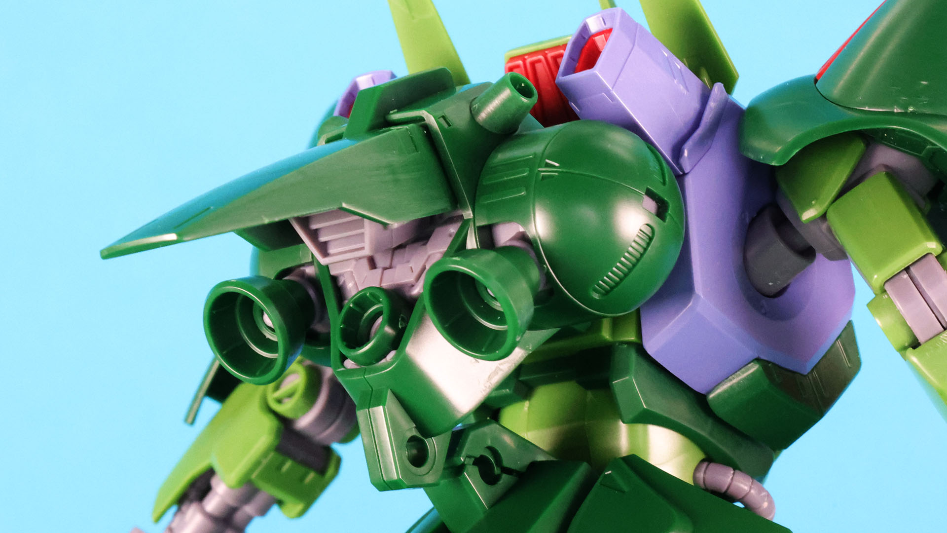 大きなノズルを備えた独特な形状のバックパックが迫力満点！