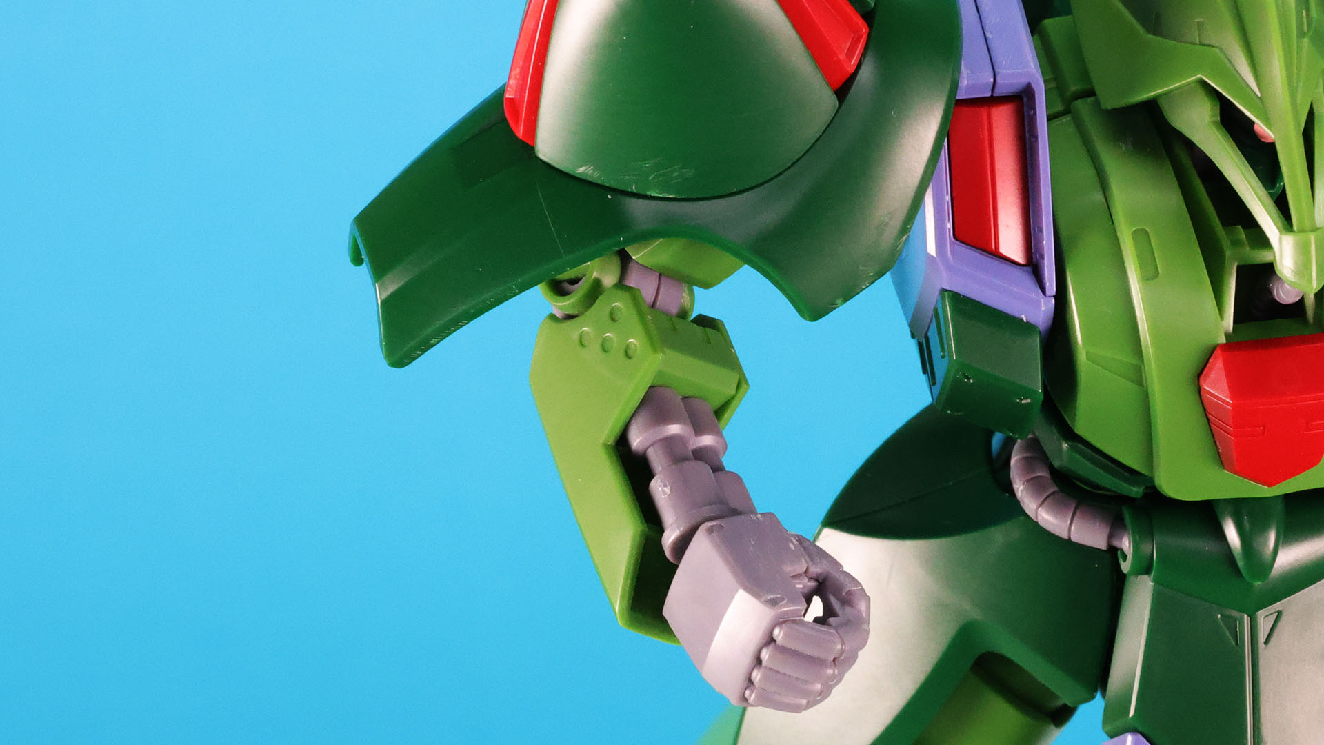 あまり採用例のないアーム・パンチ機構を持つ腕部のディテールがおもしろい