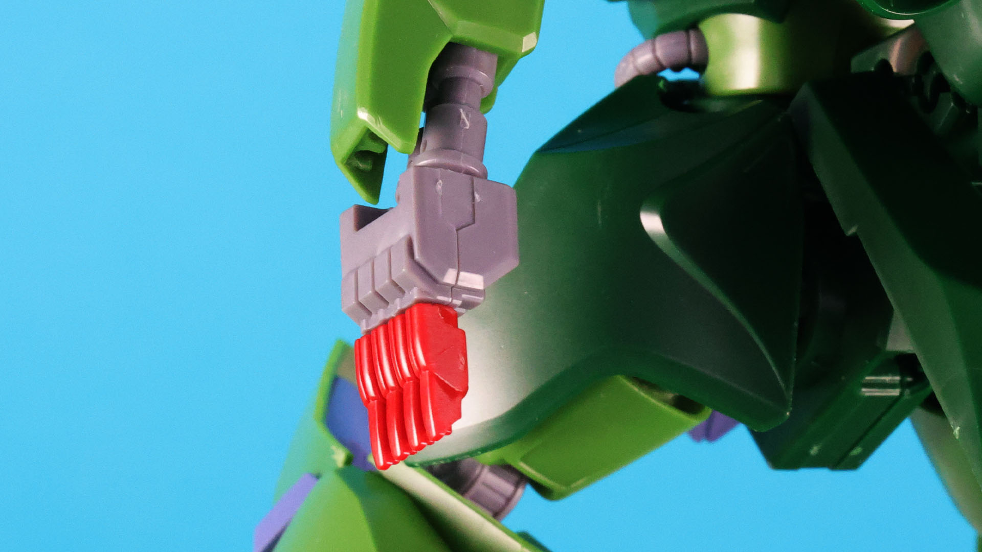 左腕の指はフィンガー・ランチャーになっています