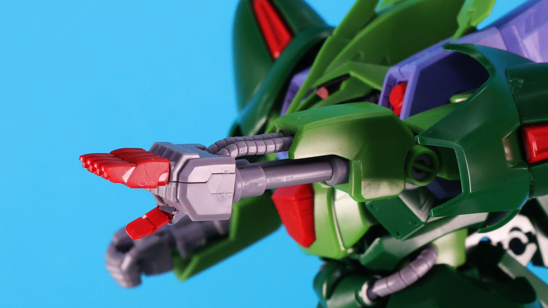 前腕内側のシリンダー形状のパーツとエネルギー供給ラインのパーツを延長したものに交換します