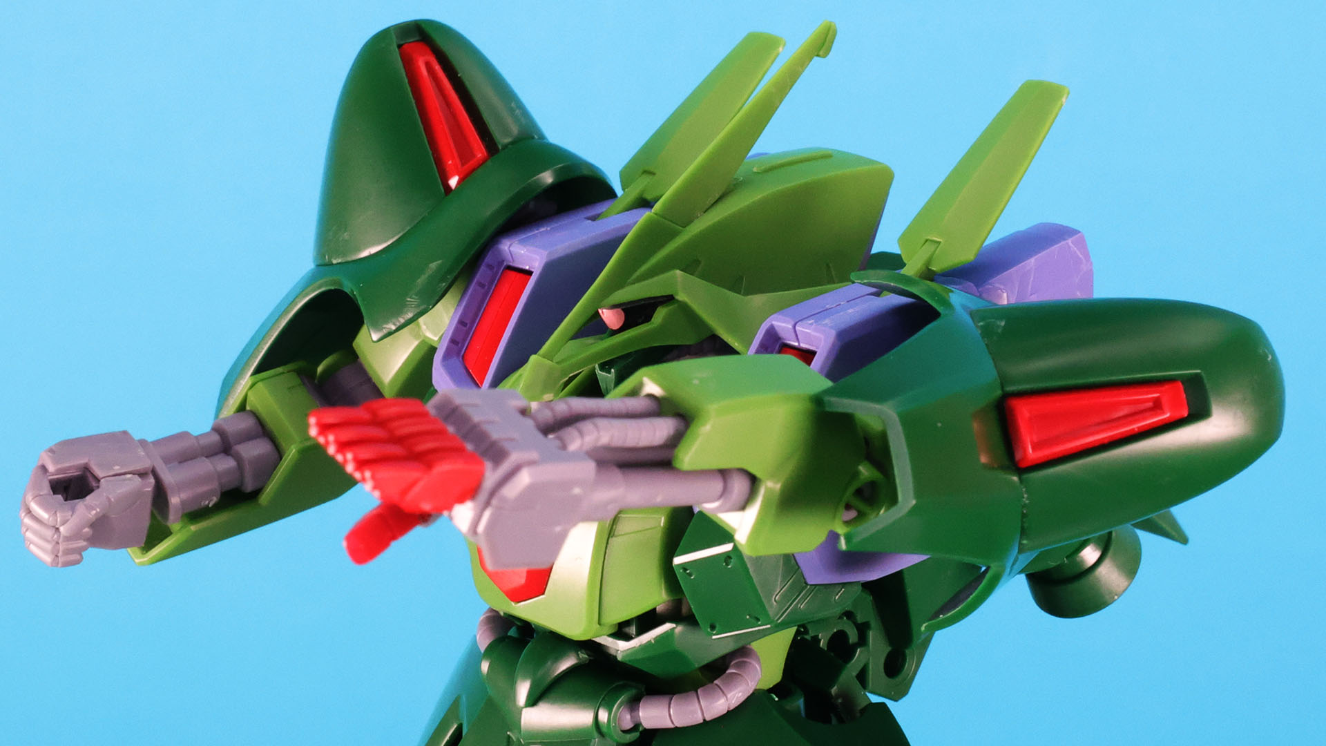 胸部左右にあるミサイル・ポッドのハッチは差し替えで開閉状態を表現できます