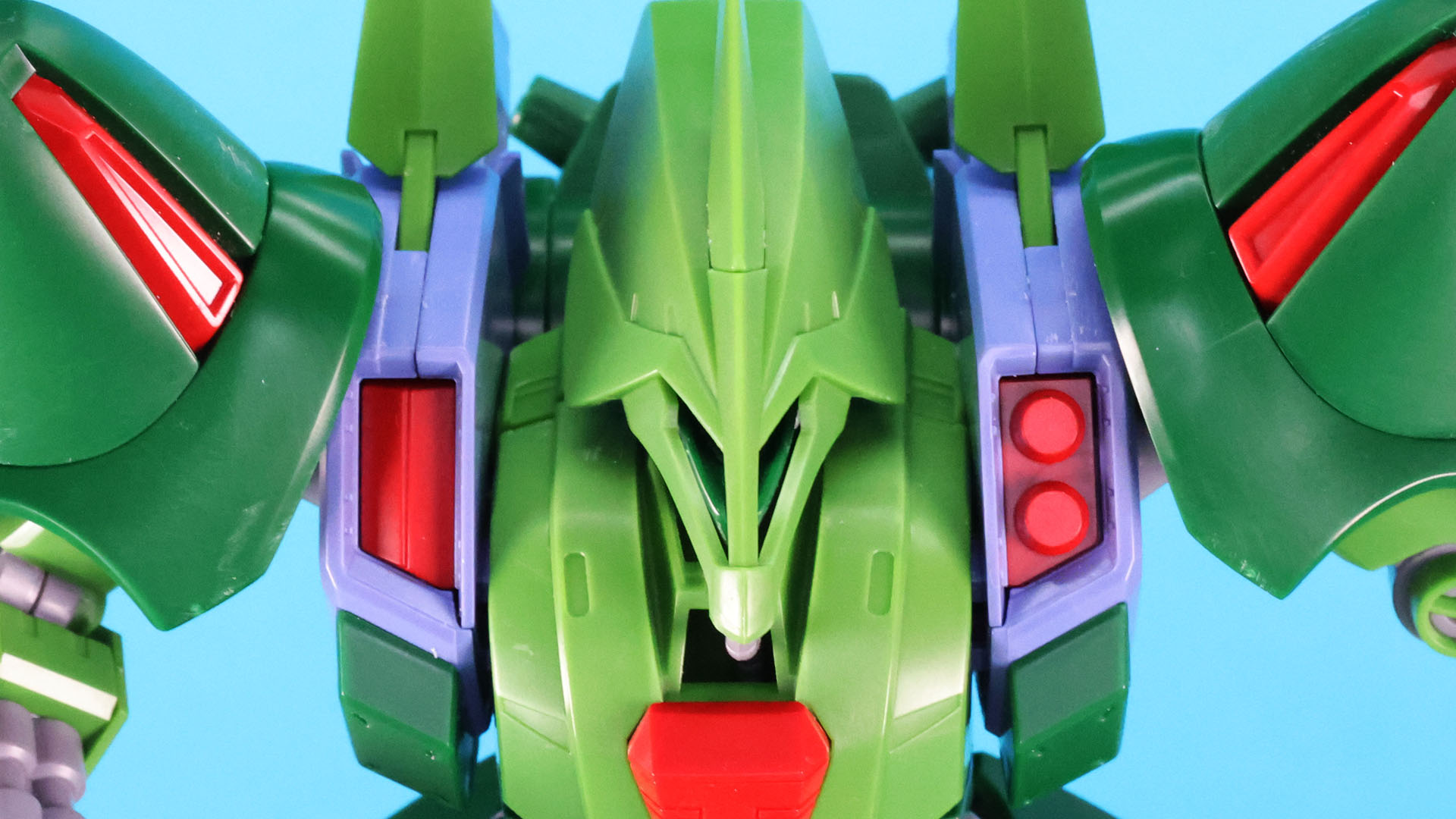 胸部左右にあるミサイル・ポッドのハッチは差し替えで開閉状態を表現できます