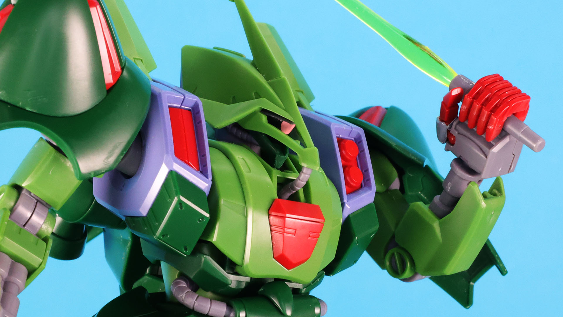 劇中では左腕でもビーム・サーベルを持っていましたが、今キットでも再現できます