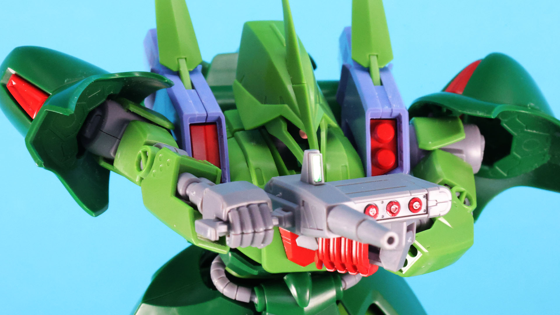 エネルギー・ガンを両手で構えられます