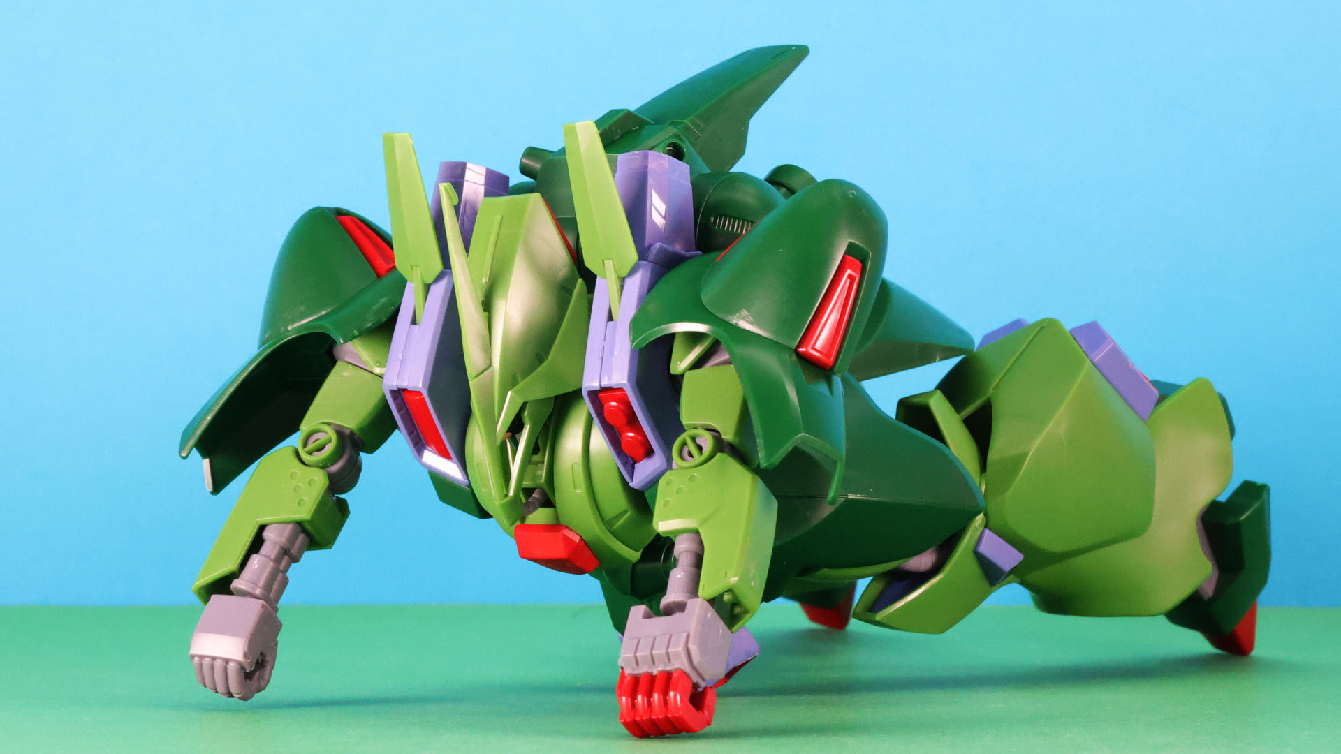 ガルスJのコックピット内で乱闘するマシュマーとジュドー！勢いあまってジュドーは足でコントロールスティックを蹴ってしまい、それでガルスJは倒れてしまいました