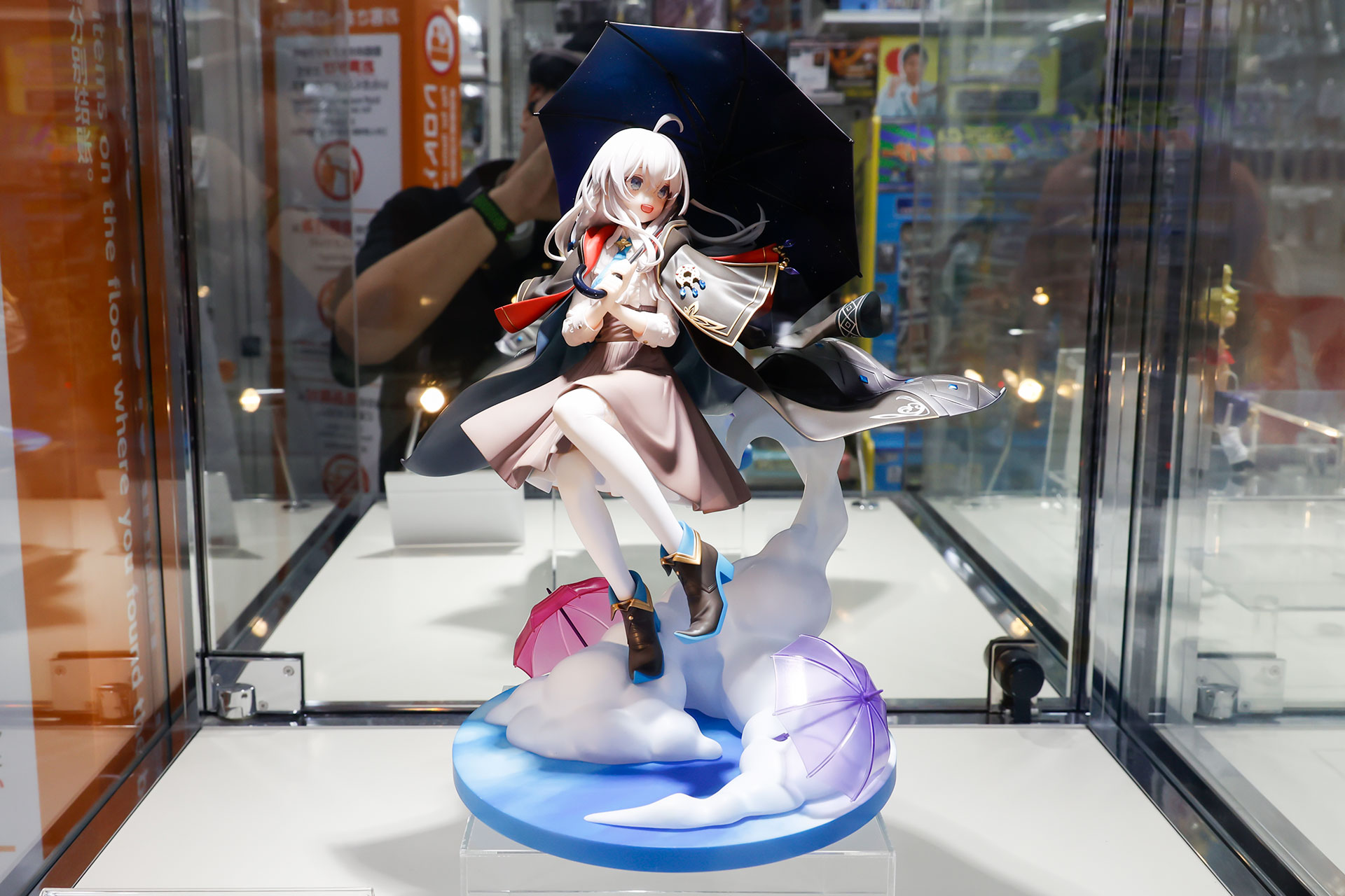 フィギュアの素材はPVCとABSで、台座部分を含む全高は約290mmだ