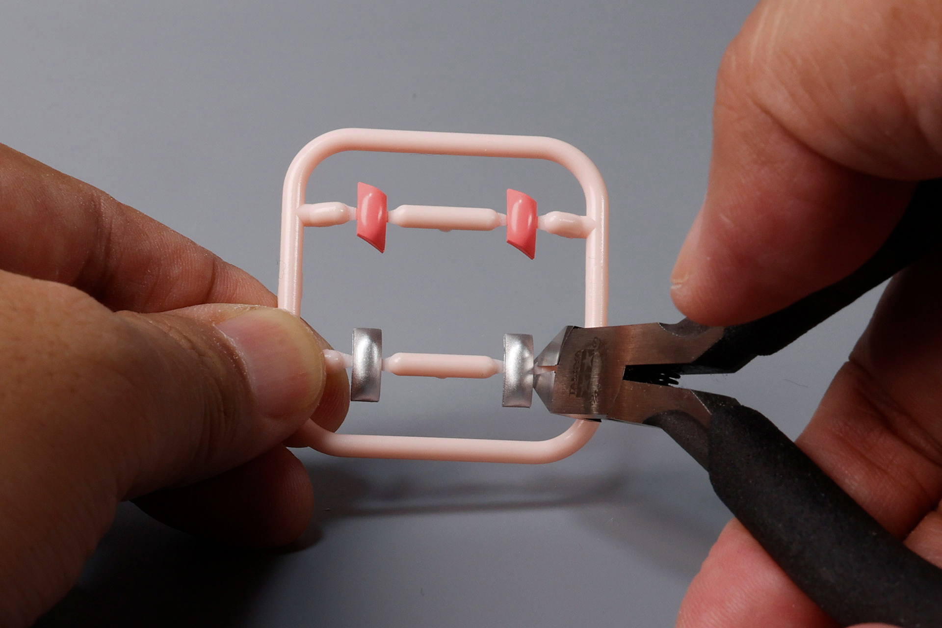 寿司ネタのパーツも同様にランナーから切り離していく