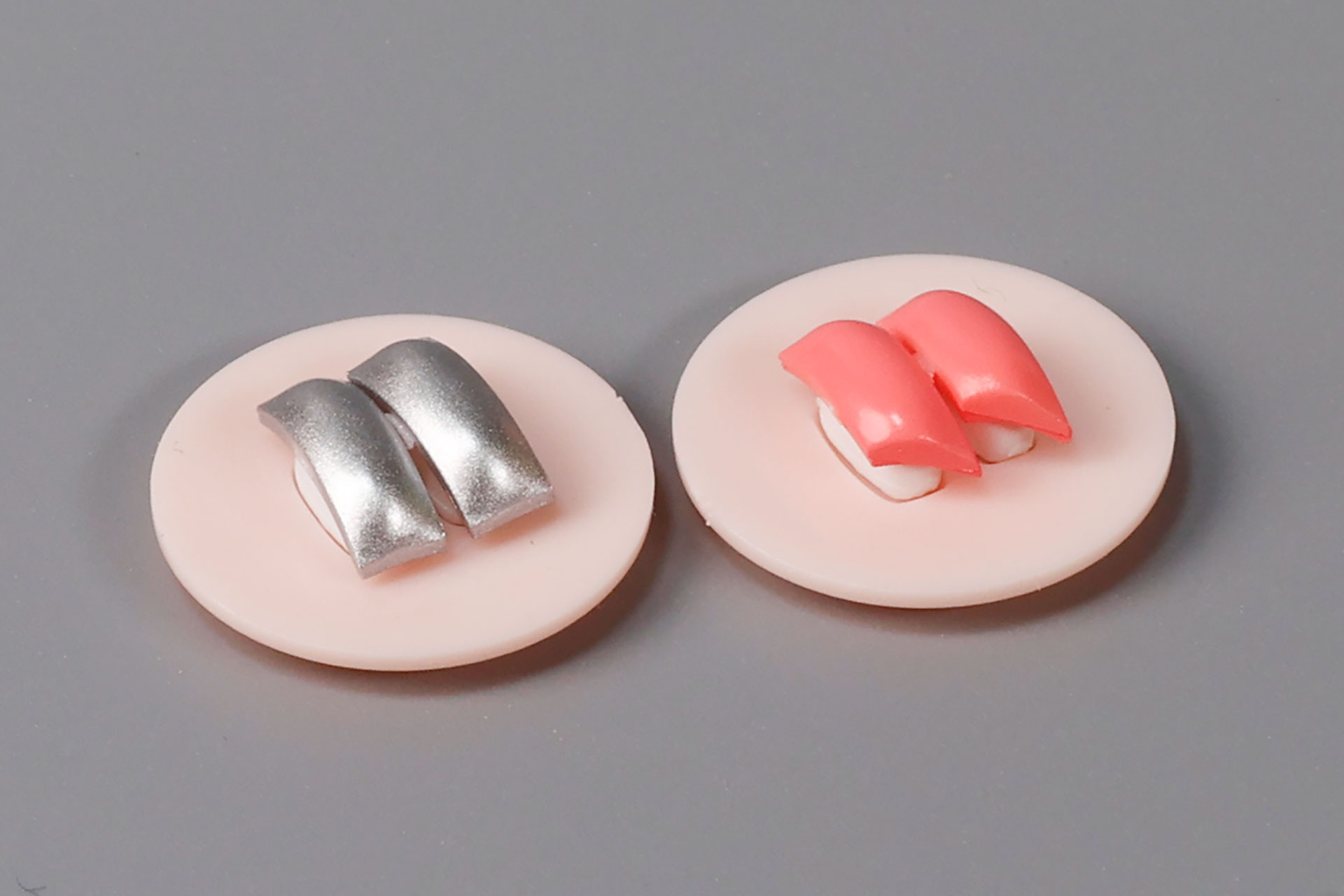 寿司ネタとシャリのパーツを組み合わせて、お皿に載せると寿司の完成だ