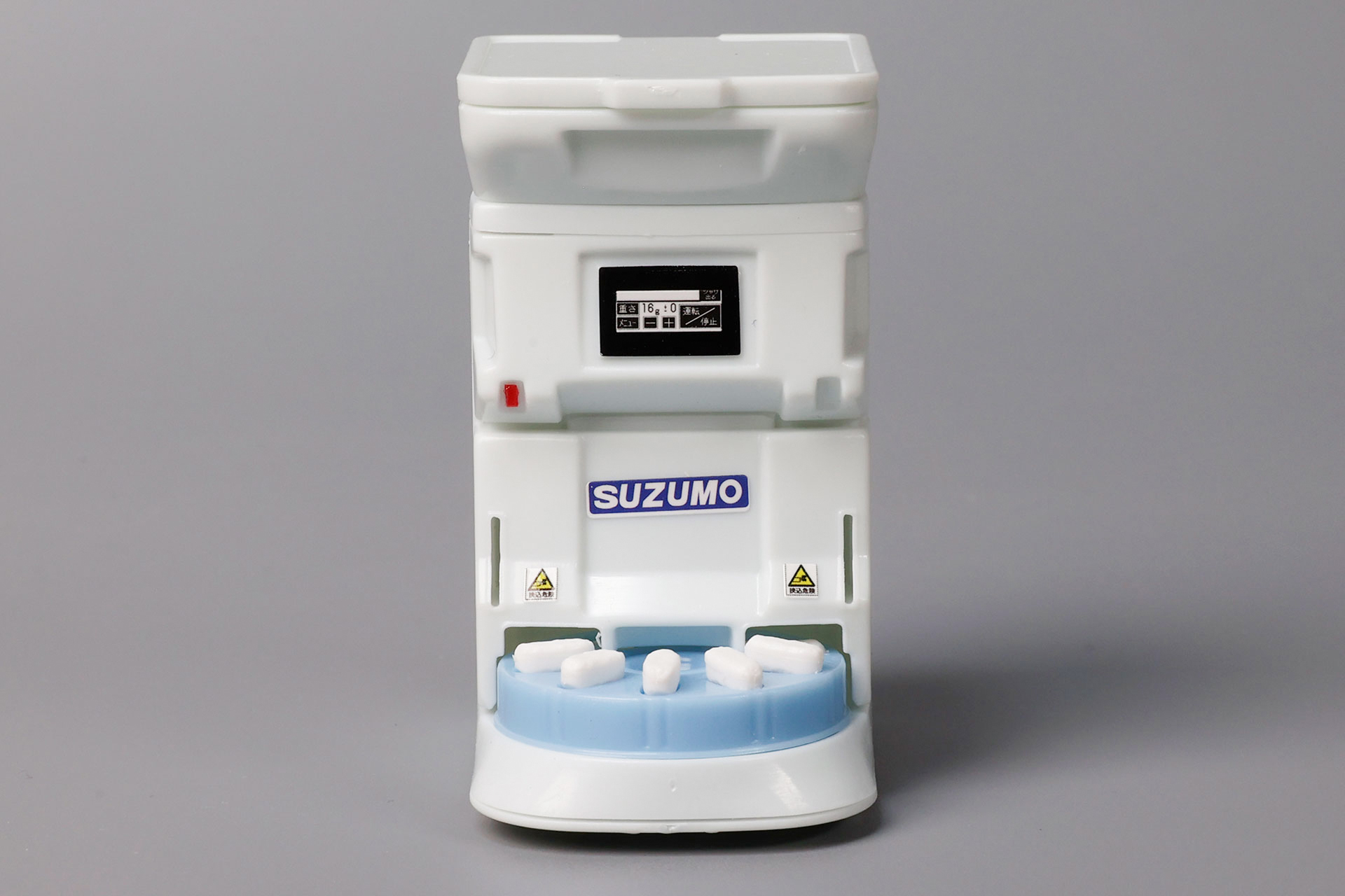 全高は約60mmで、机の上のなどに飾っておきやすい